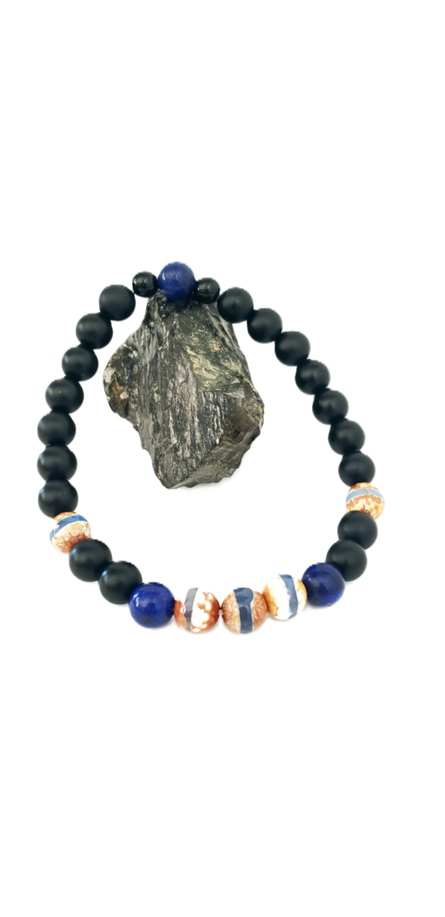 Esta pulsera combina piedras poderosas que proyectan carácter, equilibrio y protección - K.Beloved LLC