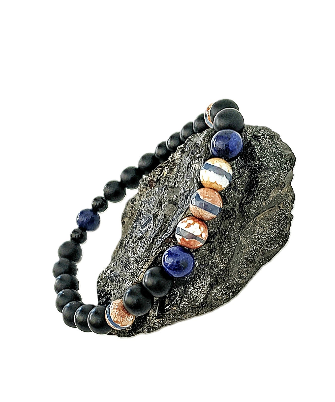 Esta pulsera combina piedras poderosas que proyectan carácter, equilibrio y protección - K.Beloved LLC