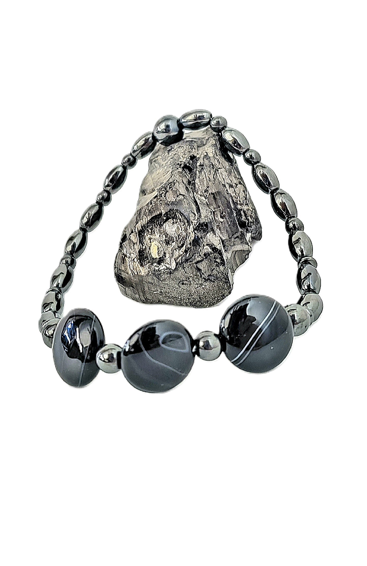 Pulsera de Agate y Hematite, combina piedras poderosas para hombres con carácter, que buscan proteger su energía y proyectar estabilidad con estilo. - K.Beloved LLC