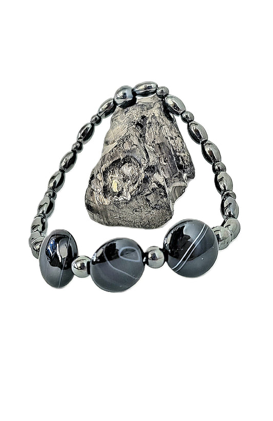 Pulsera de Agate y Hematite, combina piedras poderosas para hombres con carácter, que buscan proteger su energía y proyectar estabilidad con estilo. - K.Beloved LLC