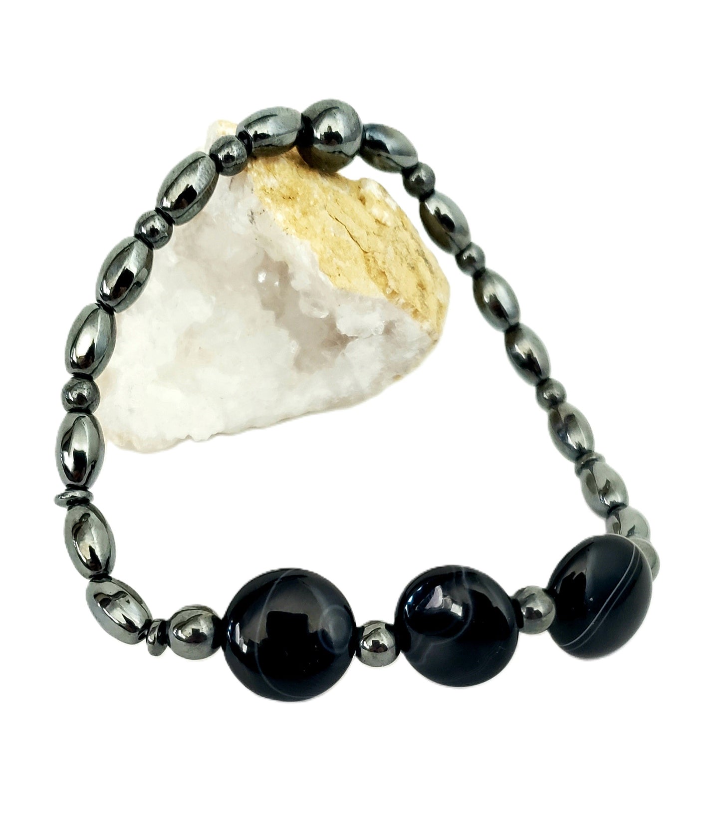 Pulsera de Agate y Hematite, combina piedras poderosas para hombres con carácter, que buscan proteger su energía y proyectar estabilidad con estilo. - K.Beloved LLC