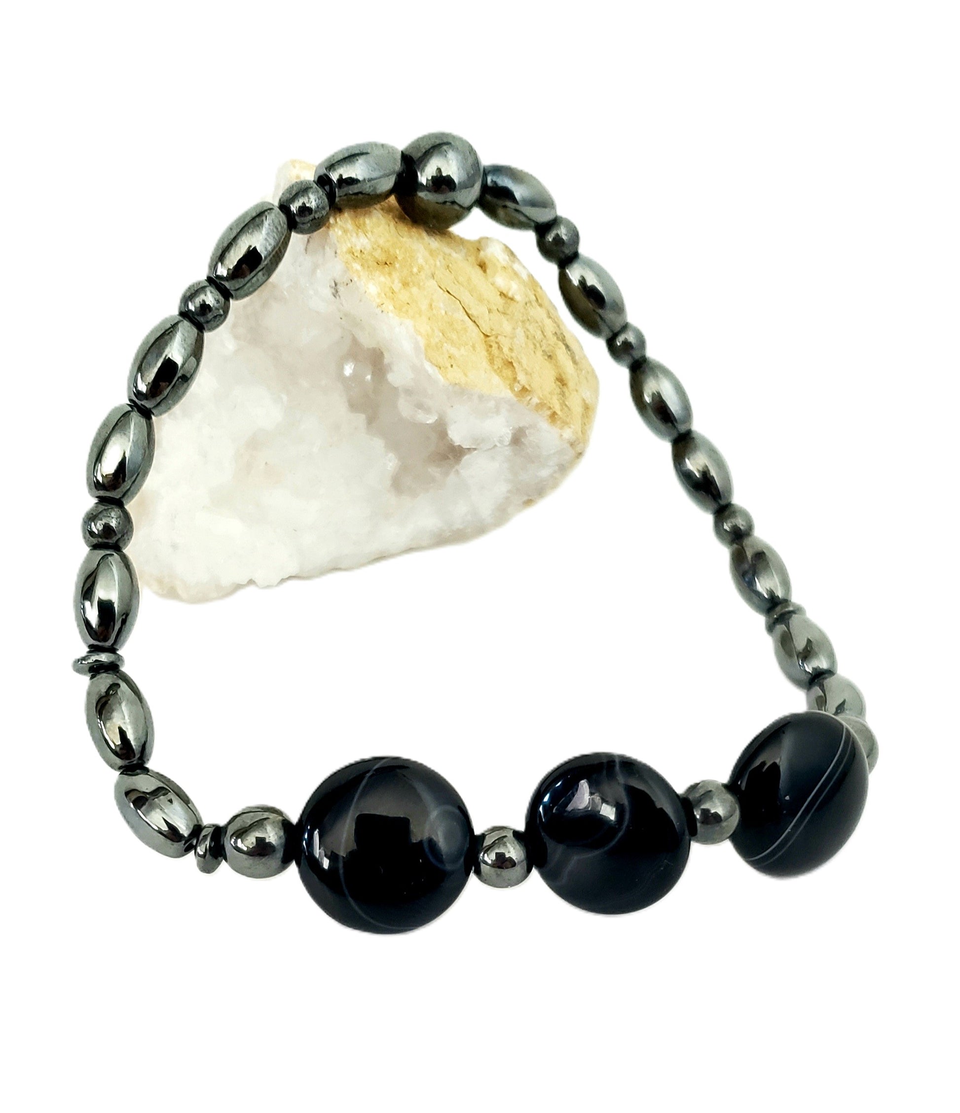 Pulsera de Agate y Hematite, combina piedras poderosas para hombres con carácter, que buscan proteger su energía y proyectar estabilidad con estilo. - K.Beloved LLC