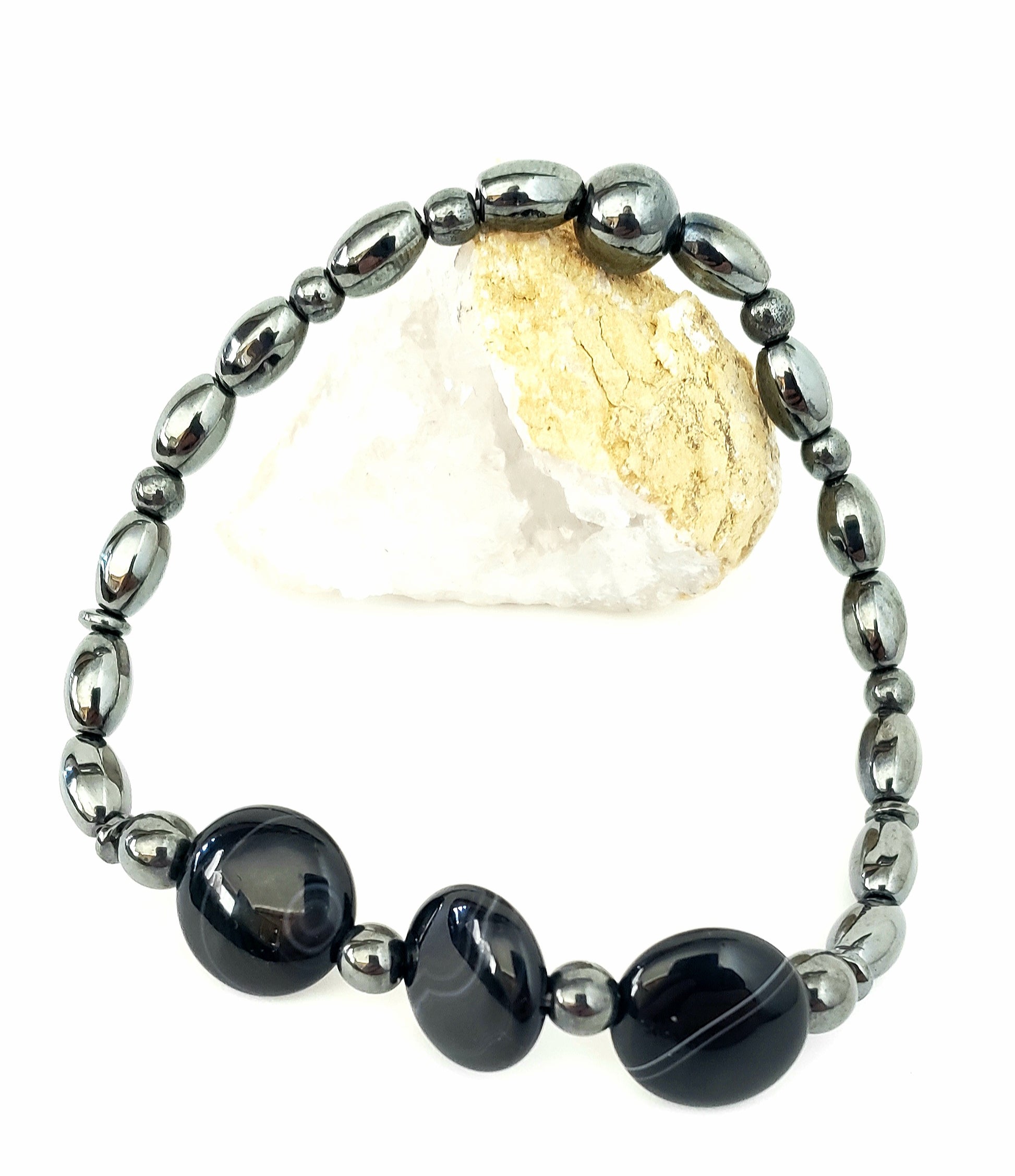 Pulsera de Agate y Hematite, combina piedras poderosas para hombres con carácter, que buscan proteger su energía y proyectar estabilidad con estilo. - K.Beloved LLC