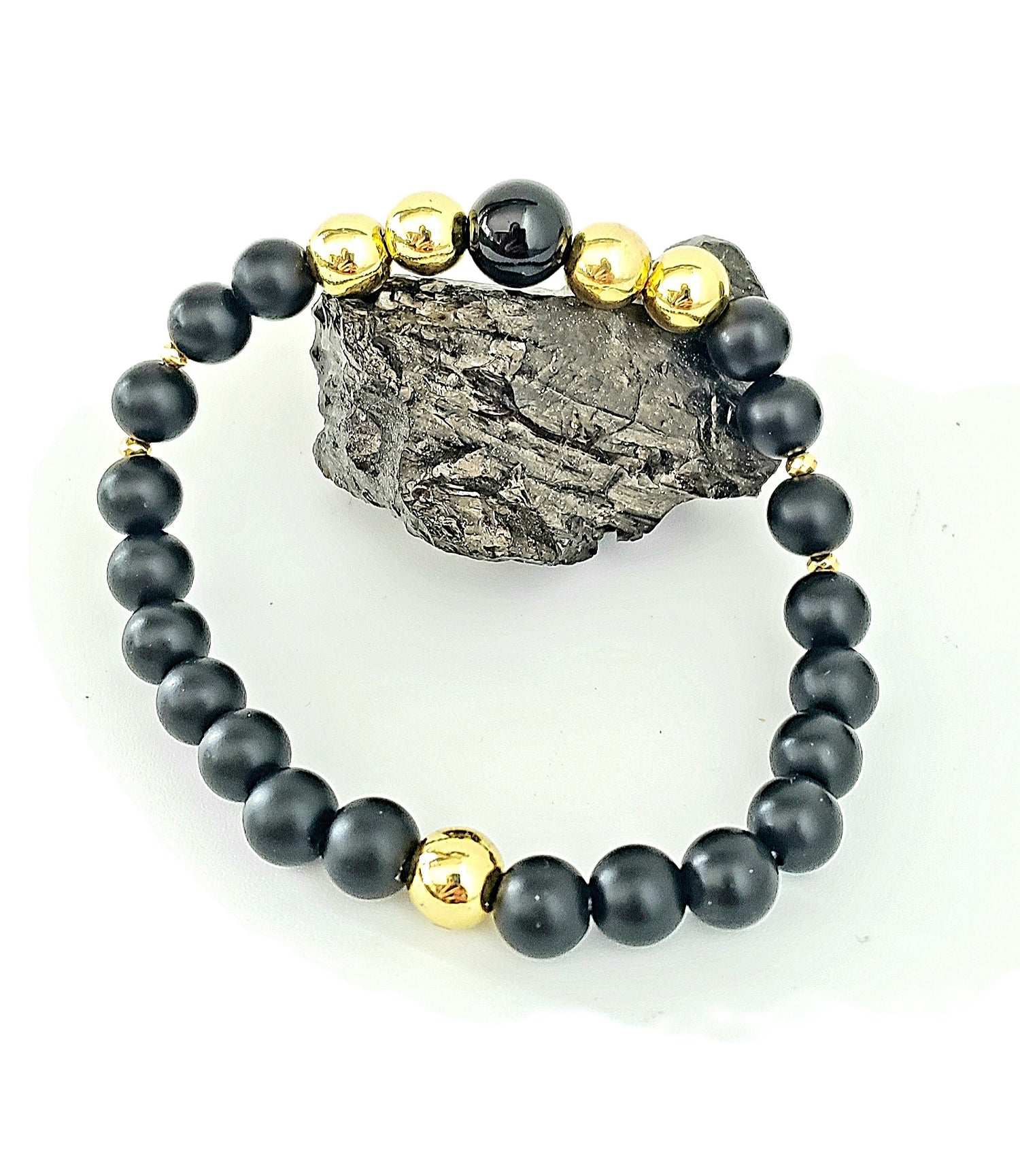 Esta Pulsera Combina Piedra Onyx Negro con Hematite en Dorado, diseñada para hombres que buscan proyectar fuerza, elegancia y equilibrio en cada paso. - K.Beloved LLC