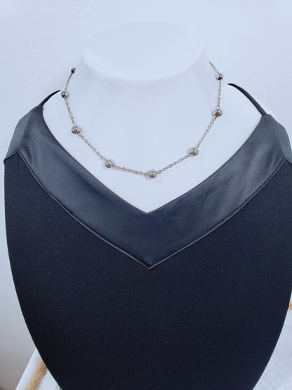 Elegancia que se Lleva en la Espalda: Collar en Acero Inoxidable para Escotes Únicos