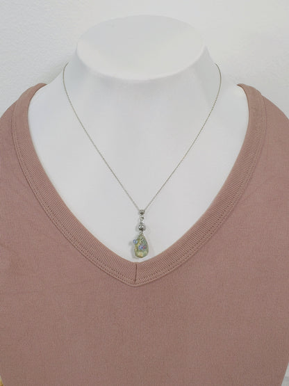 Conjunto de Collar y Aretes de plata 925 presenta una hermosa piedra de Rubí junto con un delicado cristal Swarovski color Azul claro.