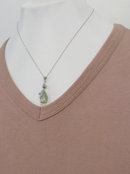Conjunto de Collar y Aretes de plata 925 presenta una hermosa piedra de Rubí junto con un delicado cristal Swarovski color Azul claro.