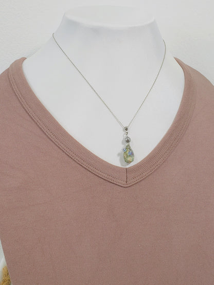 Conjunto de Collar y Aretes de plata 925 presenta una hermosa piedra de Rubí junto con un delicado cristal Swarovski color Azul claro.