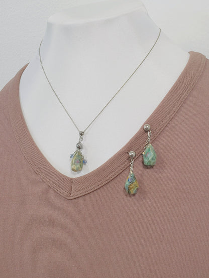 Conjunto de Collar y Aretes de plata 925 presenta una hermosa piedra de Rubí junto con un delicado cristal Swarovski color Azul claro.