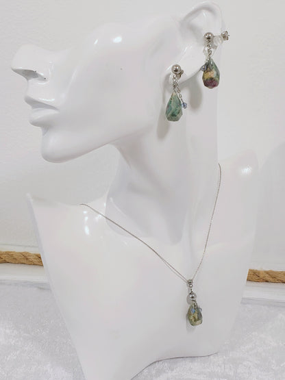 Conjunto de Collar y Aretes de plata 925 presenta una hermosa piedra de Rubí junto con un delicado cristal Swarovski color Azul claro.