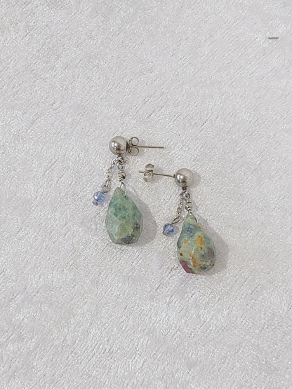Conjunto de Collar y Aretes de plata 925 presenta una hermosa piedra de Rubí junto con un delicado cristal Swarovski color Azul claro.