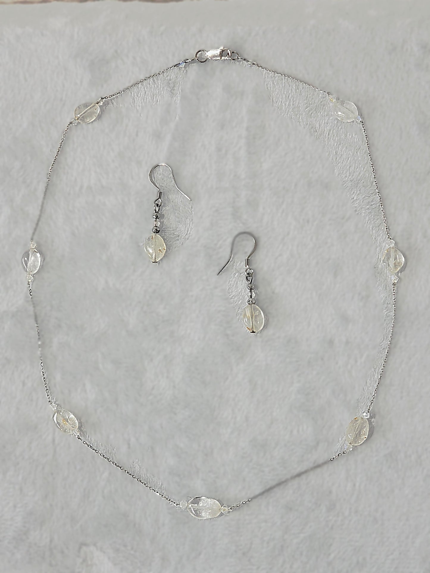 Delicado Conjunto de Collar y Aretes en Plata 925 , Disfrute de la belleza y el brillo del Cristal de Cuarzo Natural