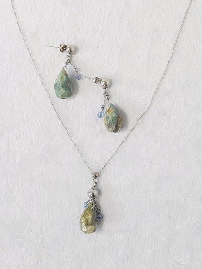 Conjunto de Collar y Aretes de plata 925 presenta una hermosa piedra de Rubí junto con un delicado cristal Swarovski color Azul claro.