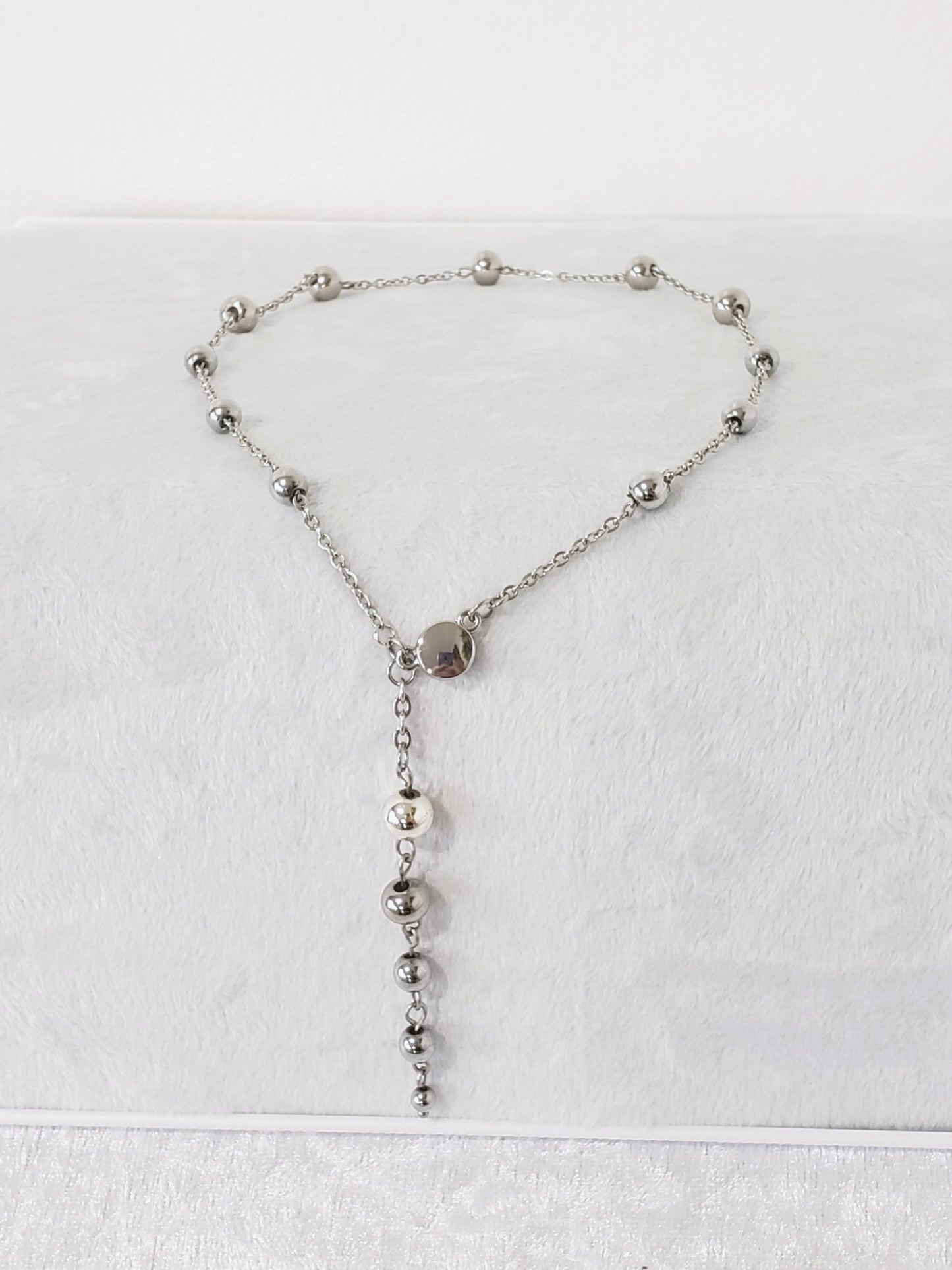 Elegancia que se Lleva en la Espalda: Collar en Acero Inoxidable para Escotes Únicos