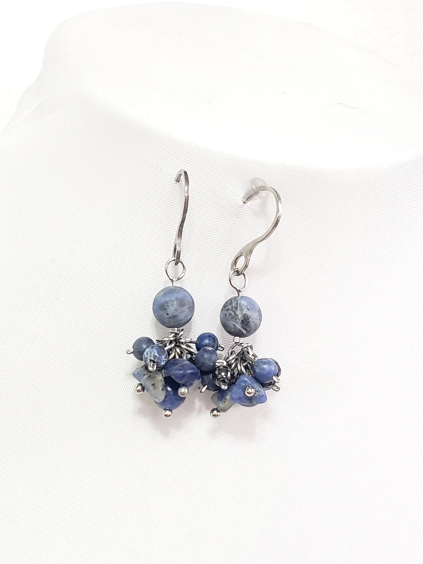 Llamativo Juego de Cadena y Aretes de piedra Sodalita agrega un toque clásico a cualquier look.