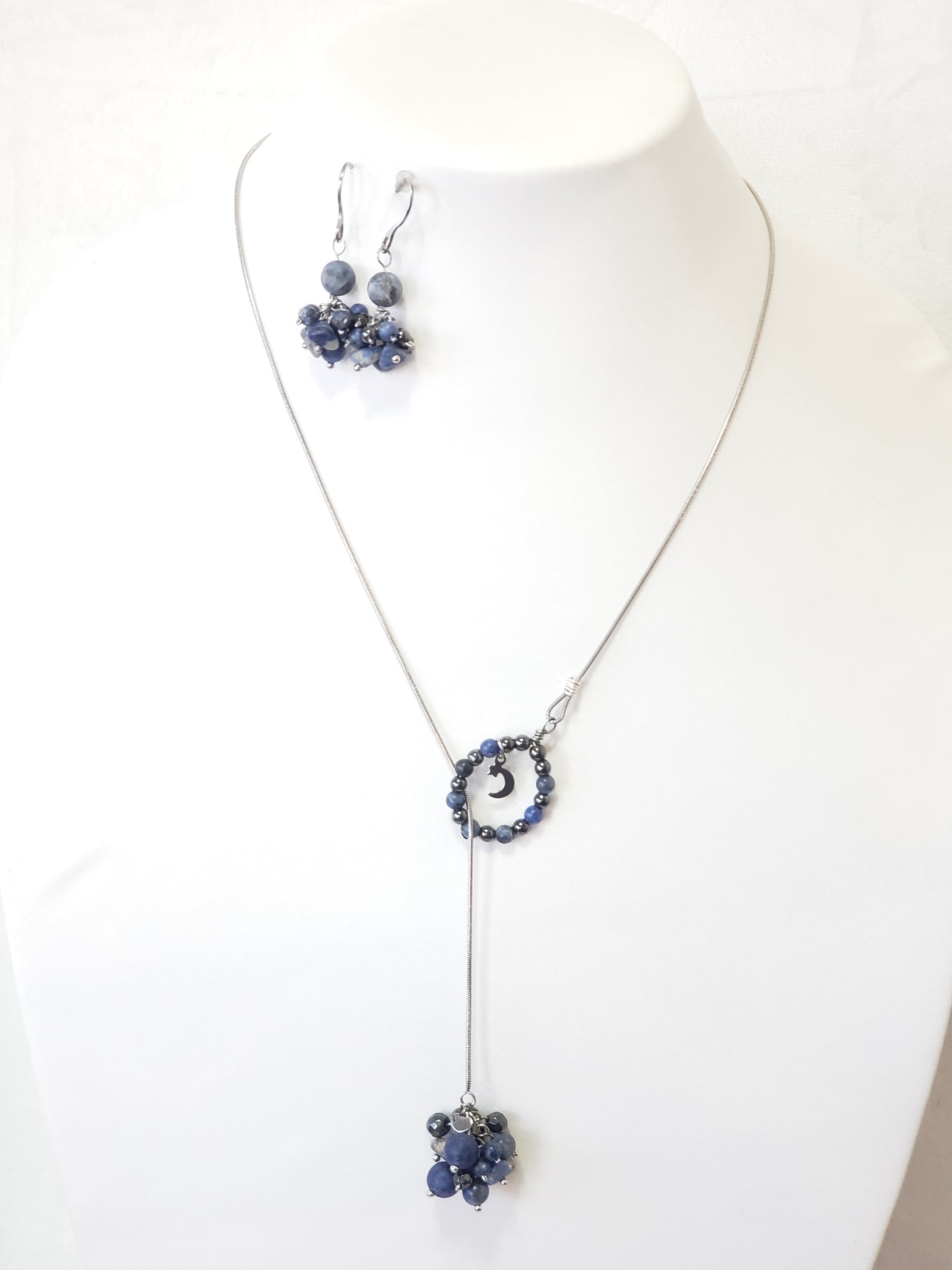 Llamativo Juego de Cadena y Aretes de piedra Sodalita agrega un toque clásico a cualquier look.