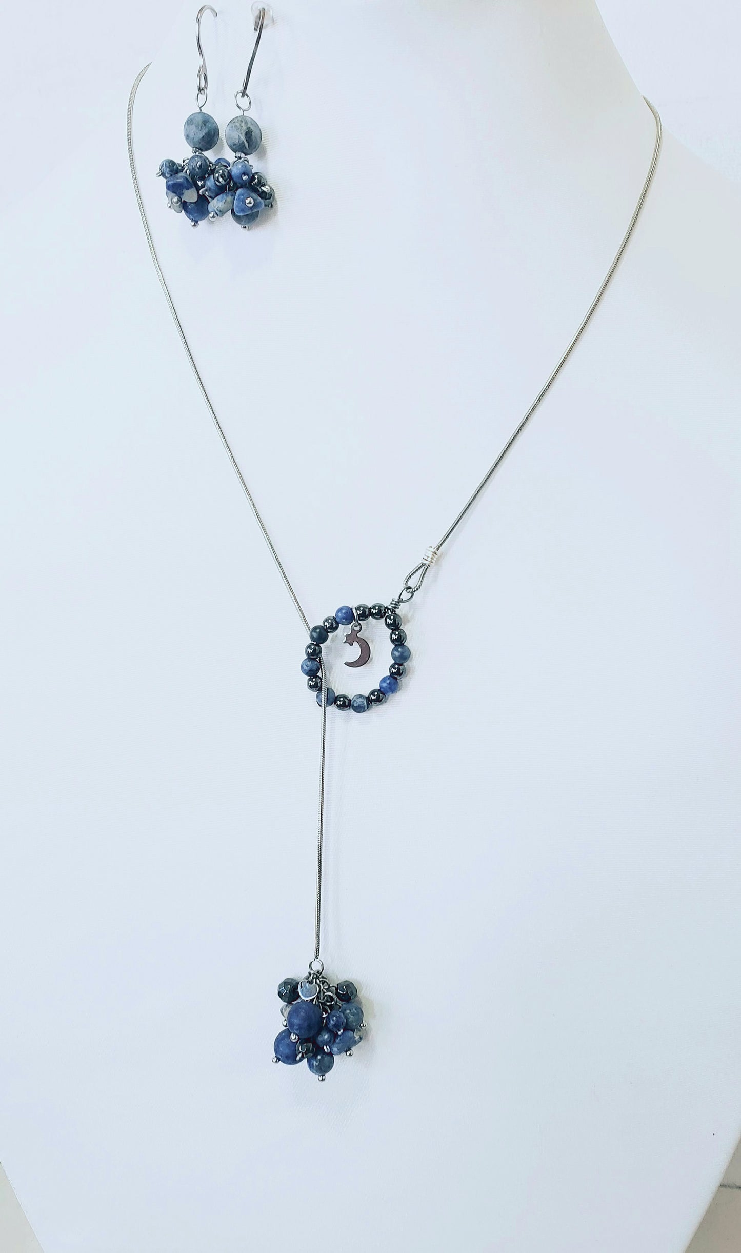 Llamativo Juego de Cadena y Aretes de piedra Sodalita agrega un toque clásico a cualquier look.