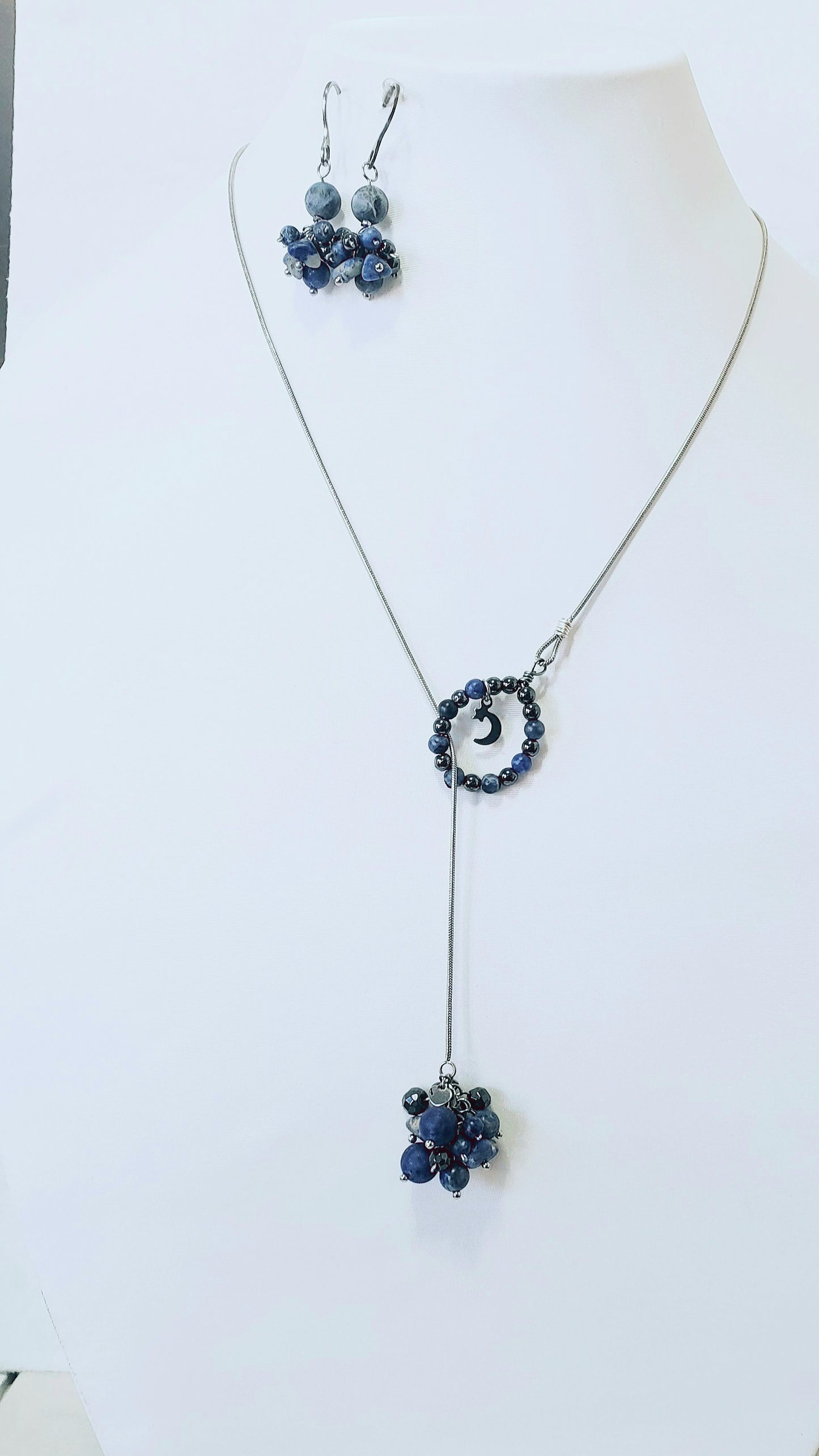 Llamativo Juego de Cadena y Aretes de piedra Sodalita agrega un toque clásico a cualquier look.