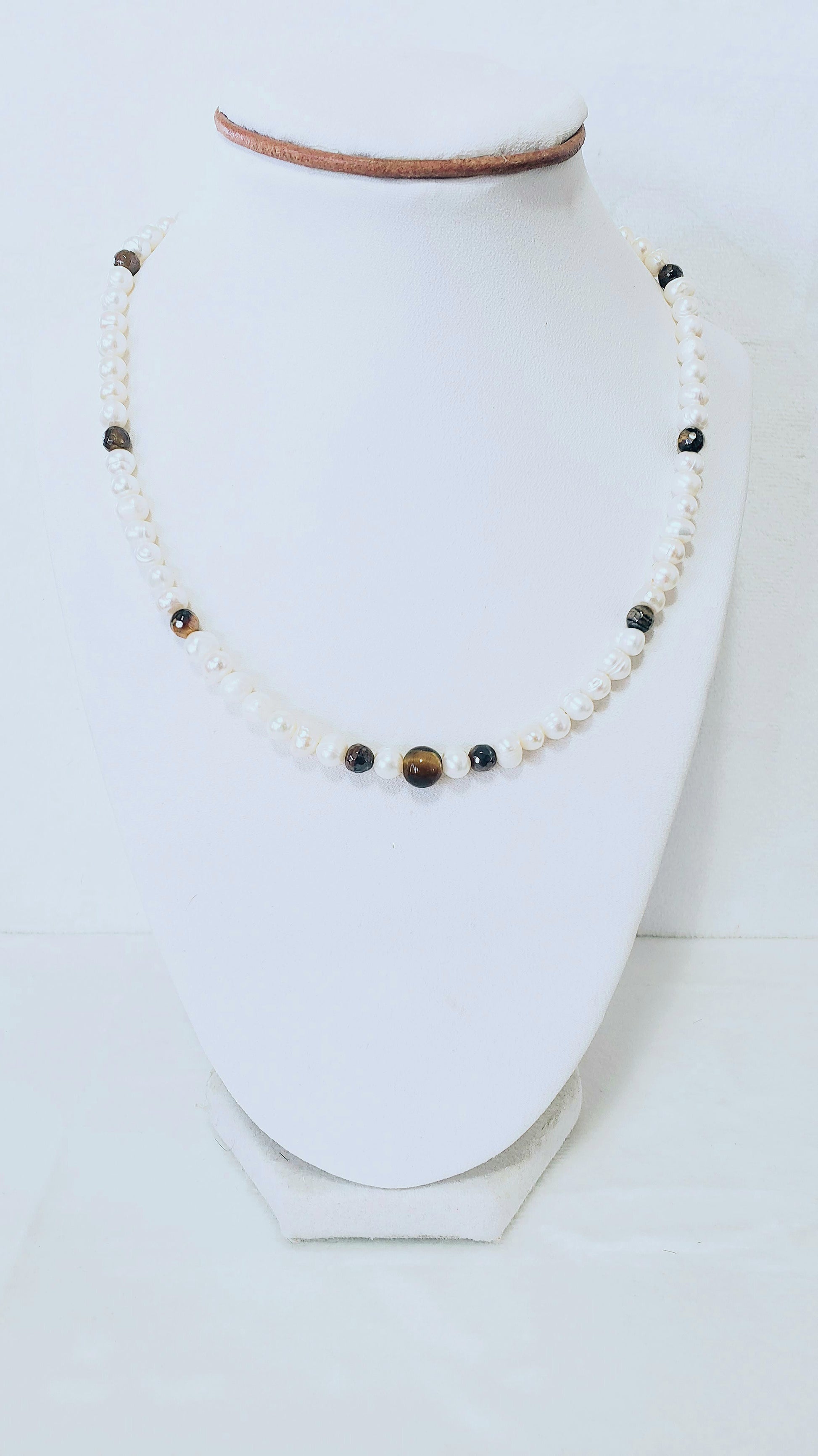 **Brilla con Estilo: Gargantilla y Aretes de Perlas y Tiger Eye, ¡Un equilibrio perfecto entre delicadeza y carácter! - K.Beloved LLC