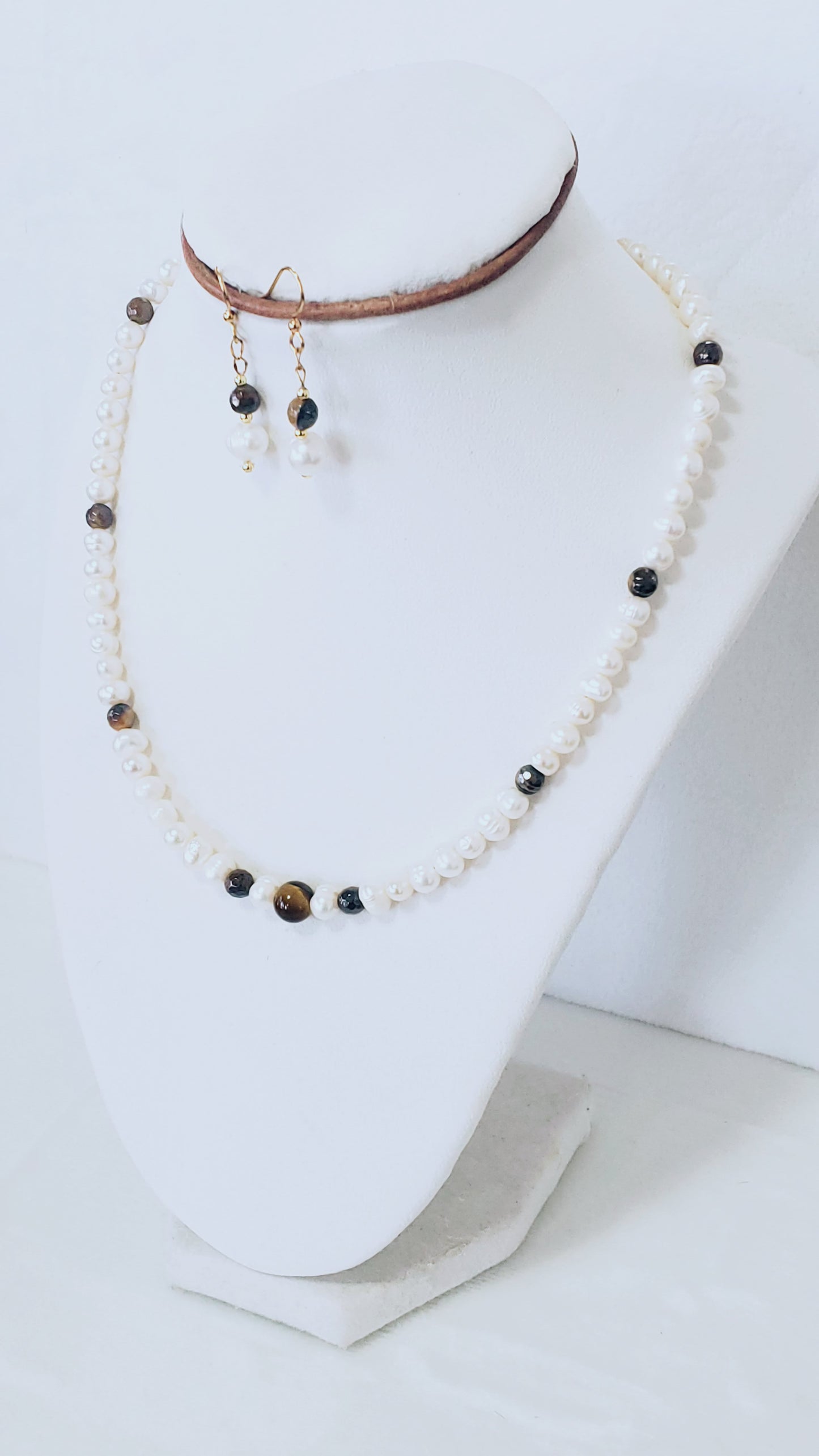 **Brilla con Estilo: Gargantilla y Aretes de Perlas y Tiger Eye, ¡Un equilibrio perfecto entre delicadeza y carácter! - K.Beloved LLC