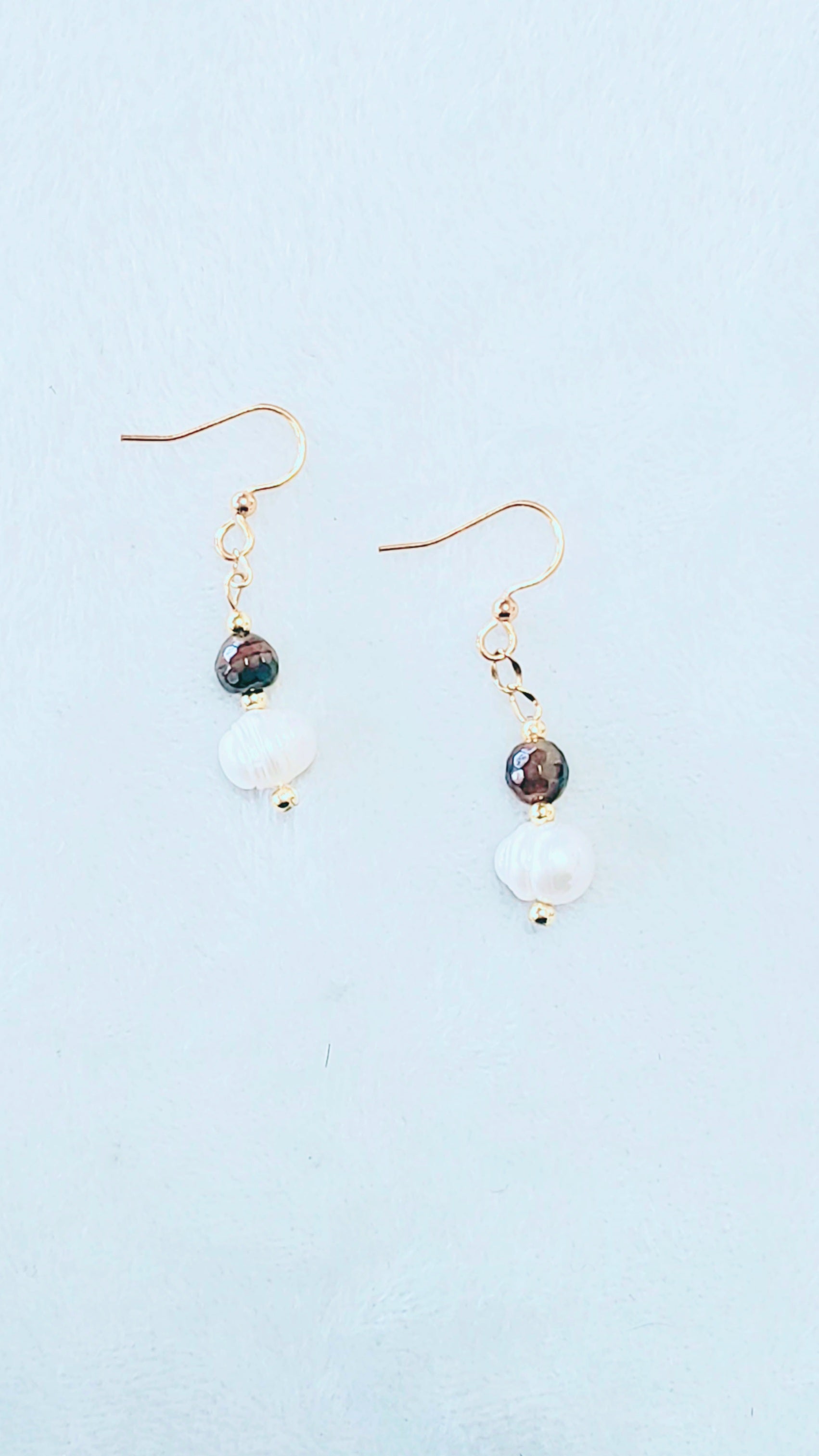 **Brilla con Estilo: Gargantilla y Aretes de Perlas y Tiger Eye, ¡Un equilibrio perfecto entre delicadeza y carácter! - K.Beloved LLC