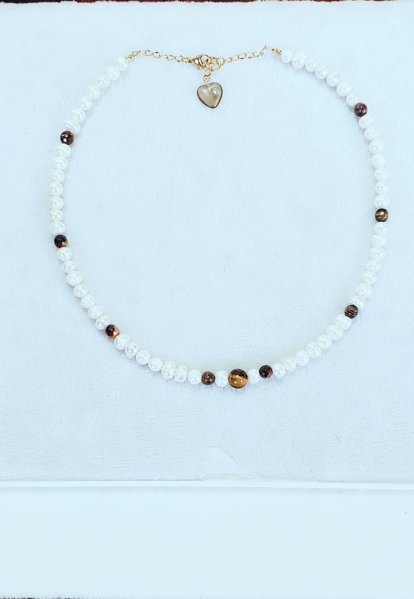 **Brilla con Estilo: Gargantilla y Aretes de Perlas y Tiger Eye, ¡Un equilibrio perfecto entre delicadeza y carácter! - K.Beloved LLC