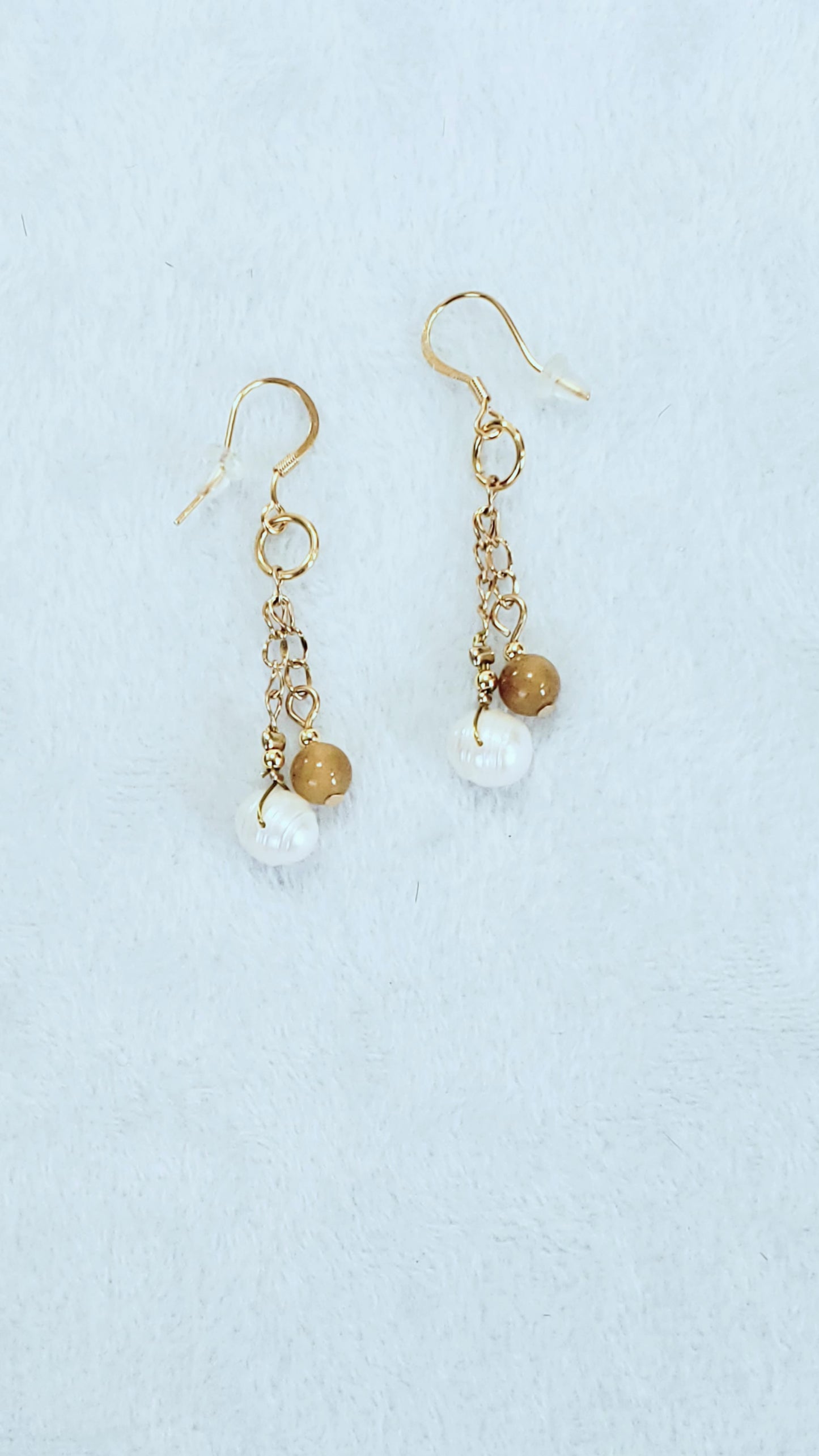 Delicado y Moderno Collar de Perlas de Agua Dulce Con un Toque de Cuarzo en combinación con unos Aretes Largos - K.Beloved LLC