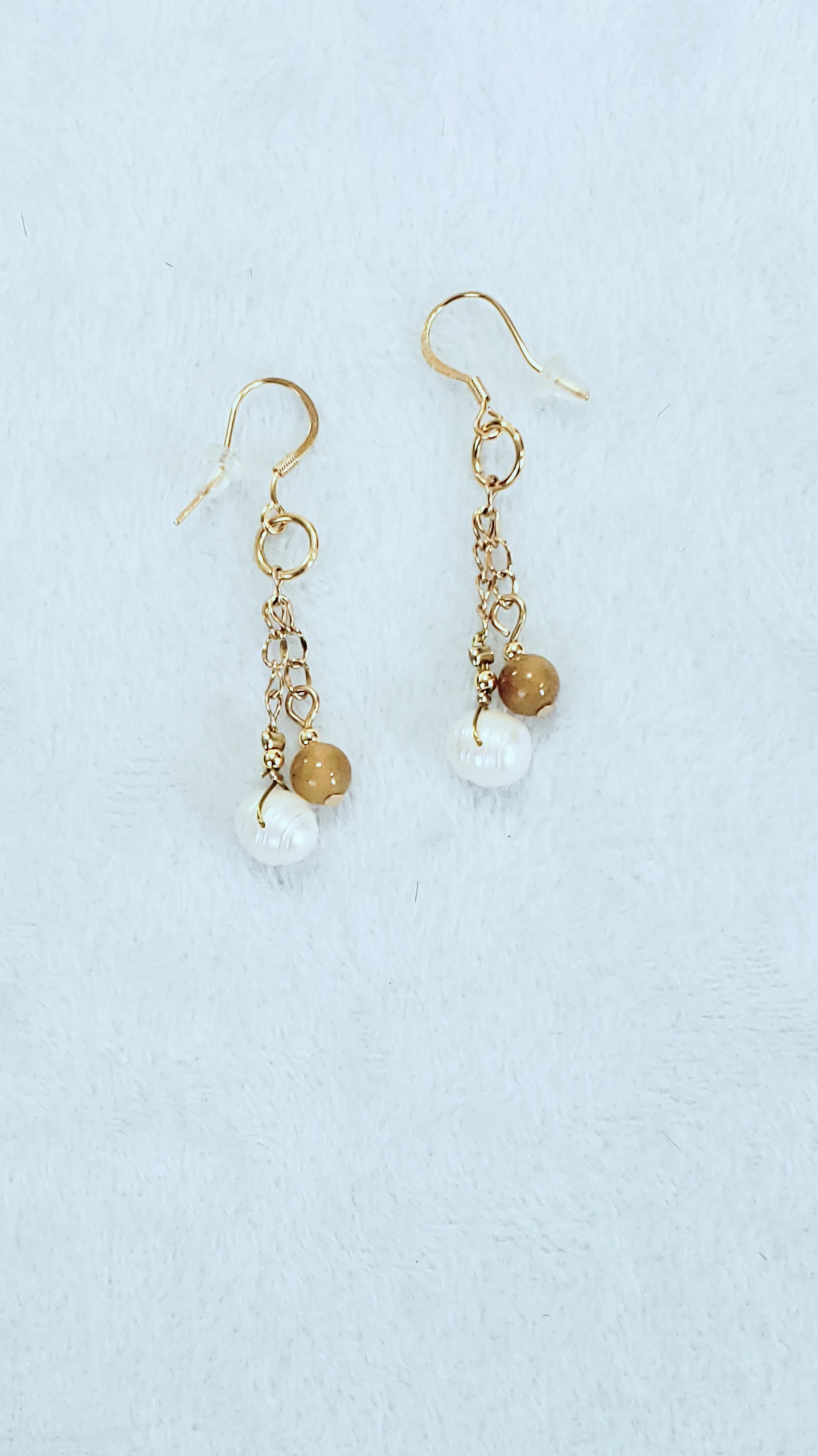 Delicado y Moderno Collar de Perlas de Agua Dulce Con un Toque de Cuarzo en combinación con unos Aretes Largos - K.Beloved LLC