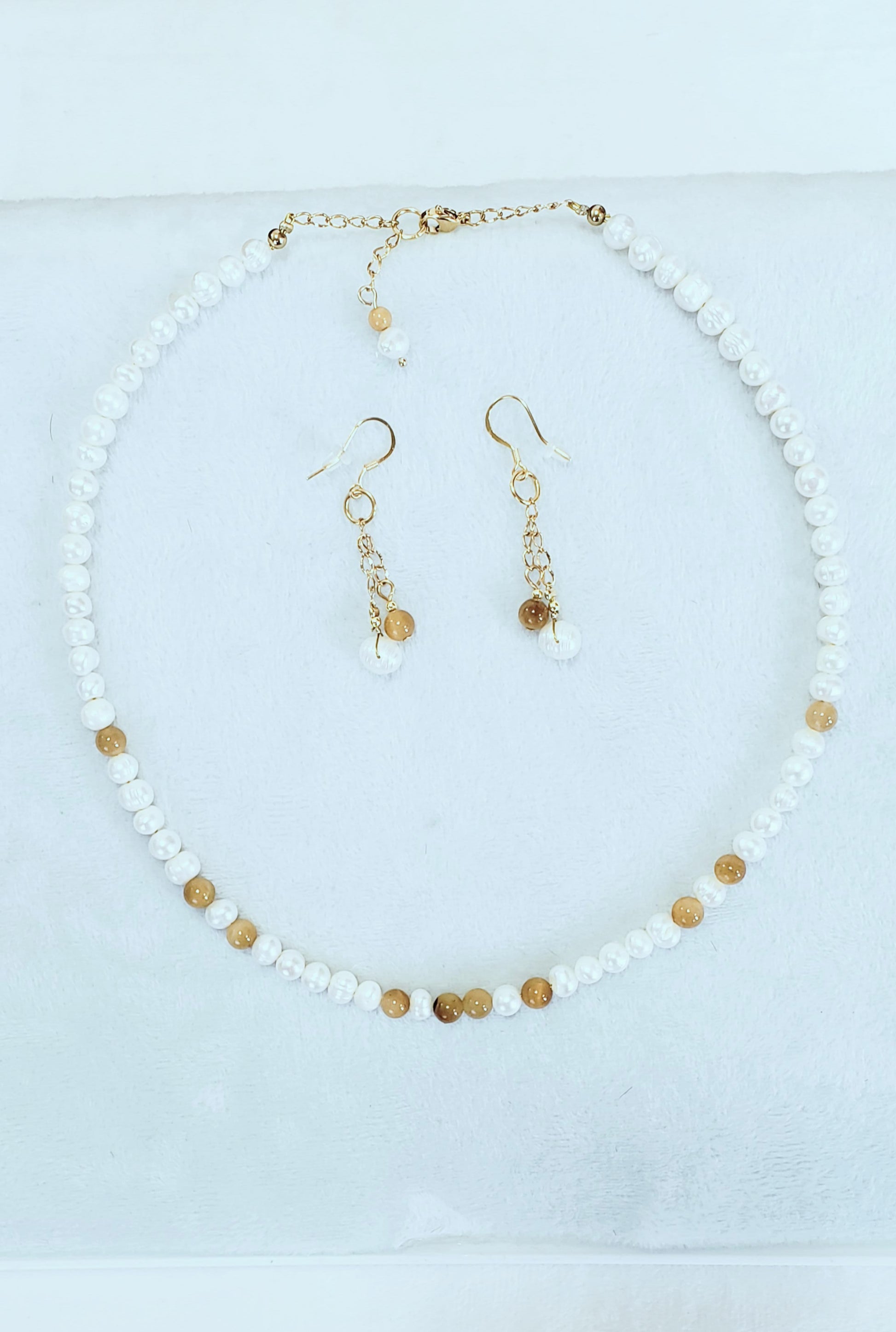 Delicado y Moderno Collar de Perlas de Agua Dulce Con un Toque de Cuarzo en combinación con unos Aretes Largos - K.Beloved LLC