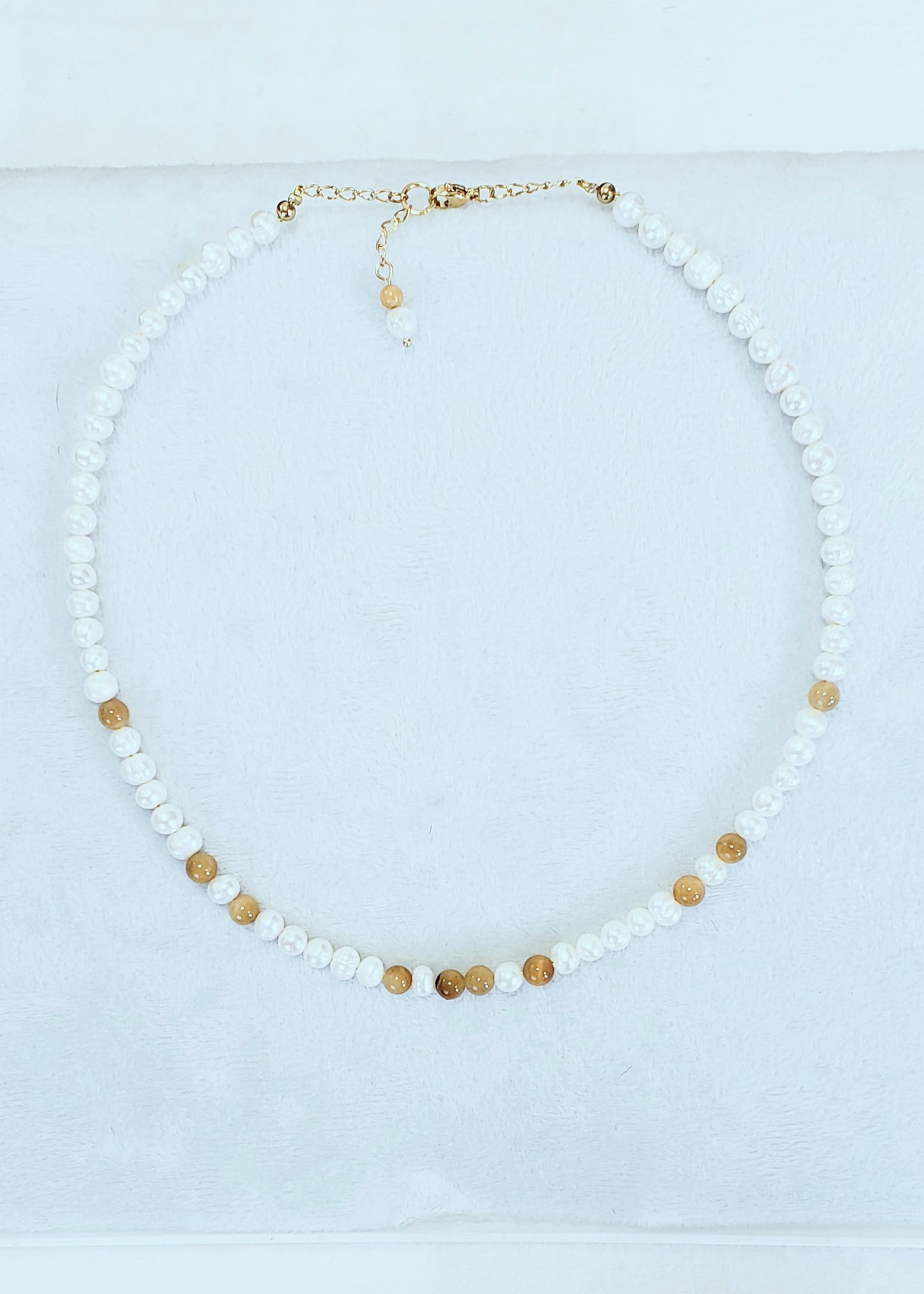 Delicado y Moderno Collar de Perlas de Agua Dulce Con un Toque de Cuarzo en combinación con unos Aretes Largos - K.Beloved LLC