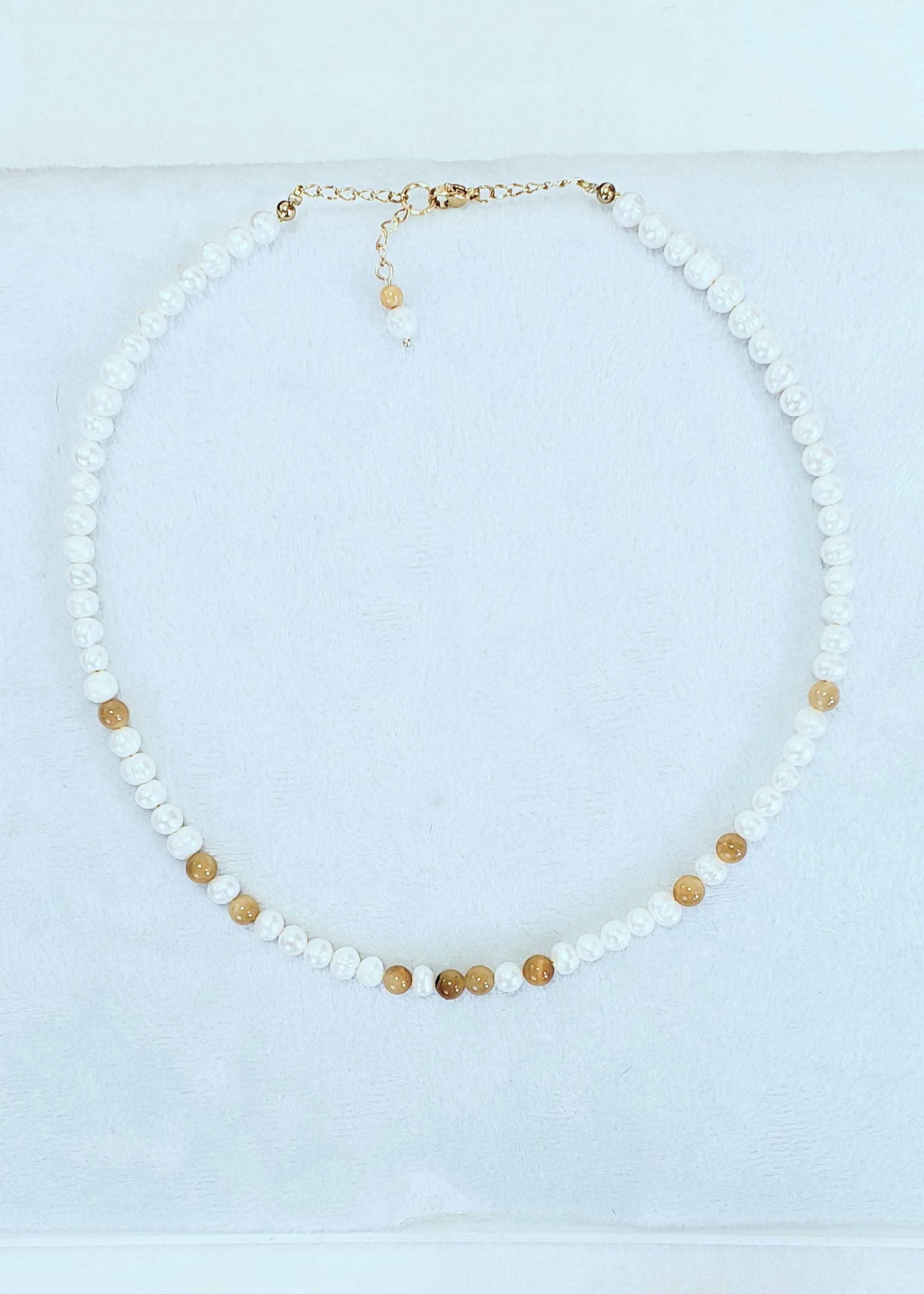 Delicado y Moderno Collar de Perlas de Agua Dulce Con un Toque de Cuarzo en combinación con unos Aretes Largos - K.Beloved LLC