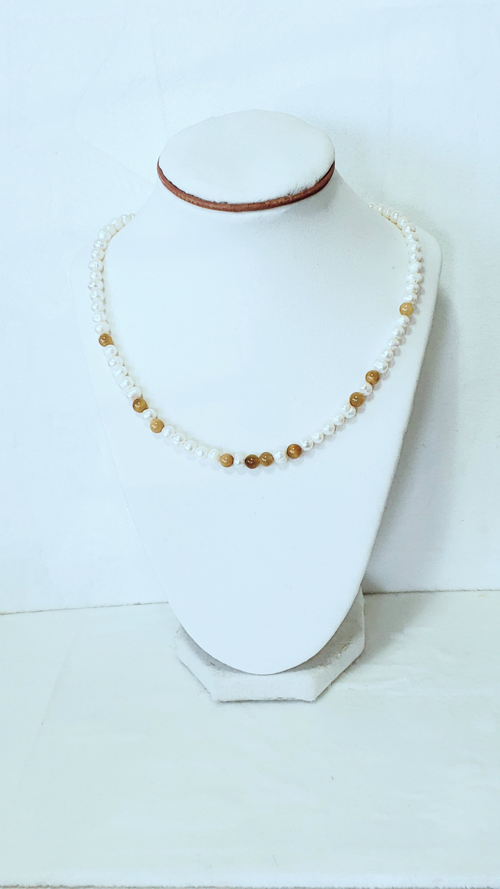 Delicado y Moderno Collar de Perlas de Agua Dulce Con un Toque de Cuarzo en combinación con unos Aretes Largos - K.Beloved LLC