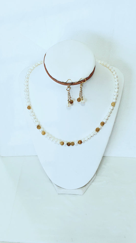 Delicado y Moderno Collar de Perlas de Agua Dulce Con un Toque de Cuarzo en combinación con unos Aretes Largos