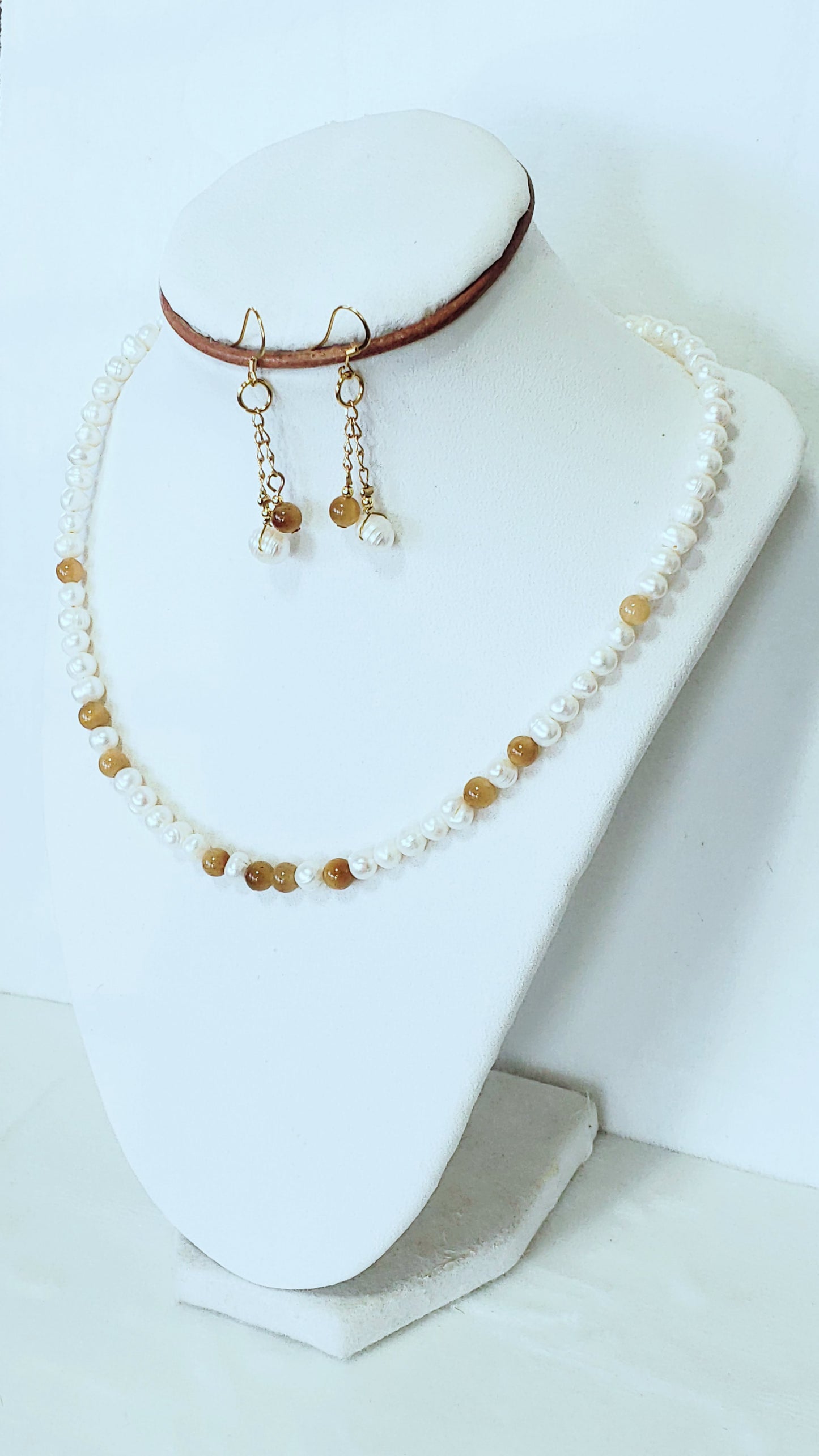 Delicado y Moderno Collar de Perlas de Agua Dulce Con un Toque de Cuarzo en combinación con unos Aretes Largos - K.Beloved LLC