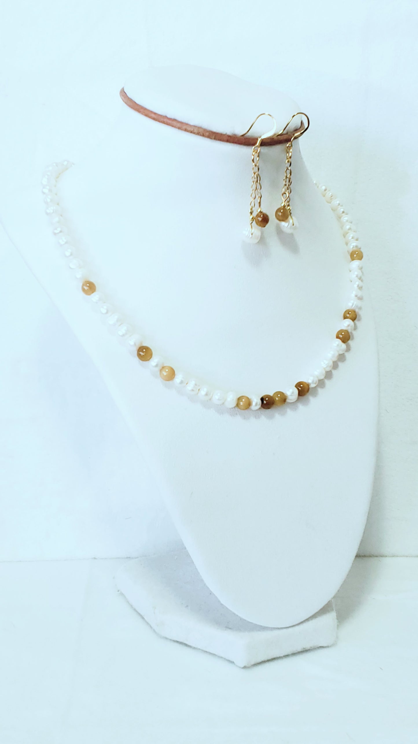 Delicado y Moderno Collar de Perlas de Agua Dulce Con un Toque de Cuarzo en combinación con unos Aretes Largos - K.Beloved LLC