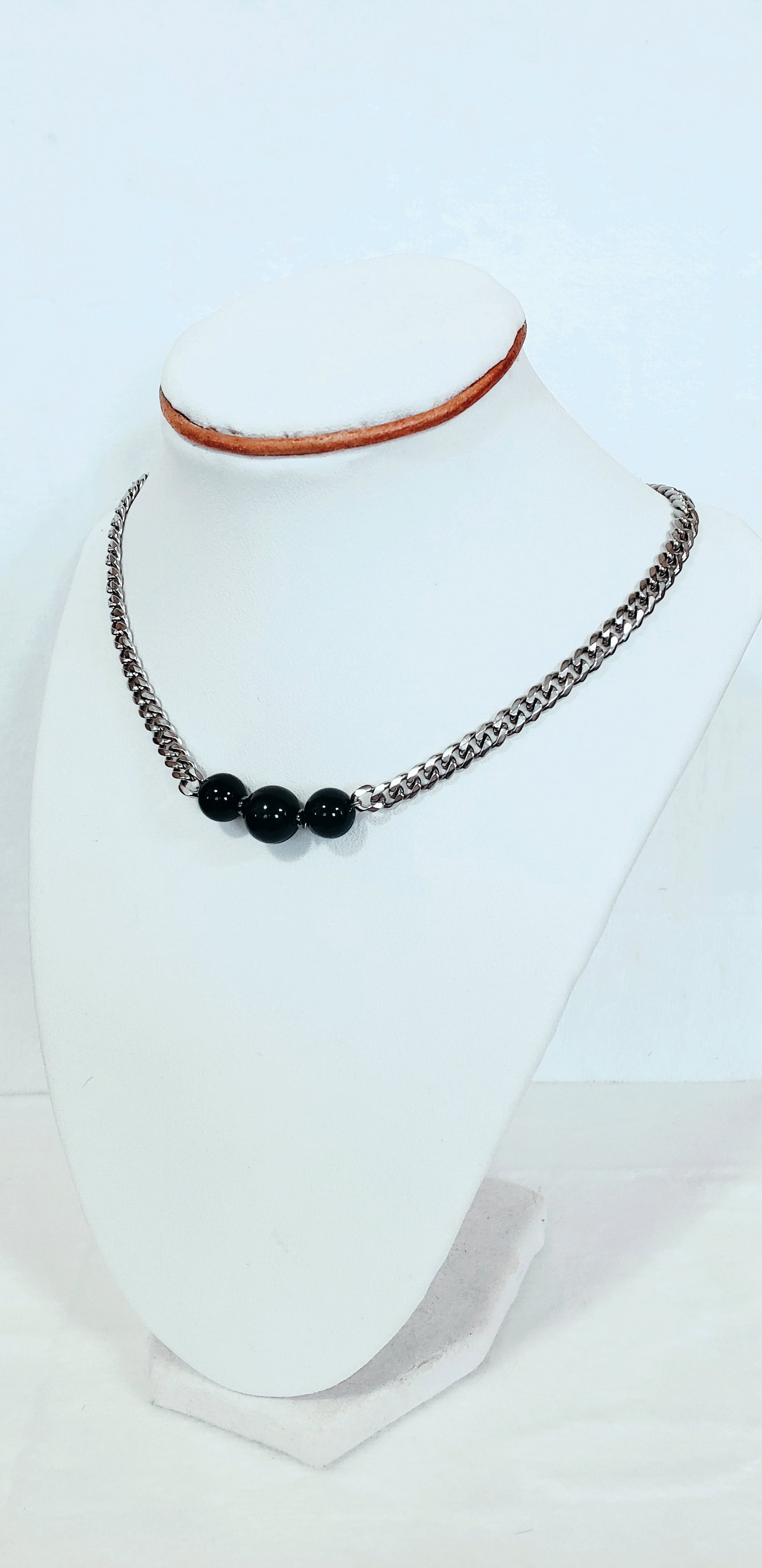 Dale un toque moderno y atemporal a tu joyero con nuestra cadena cubana adornada con cuarzo negro redondo. - K.Beloved LLC