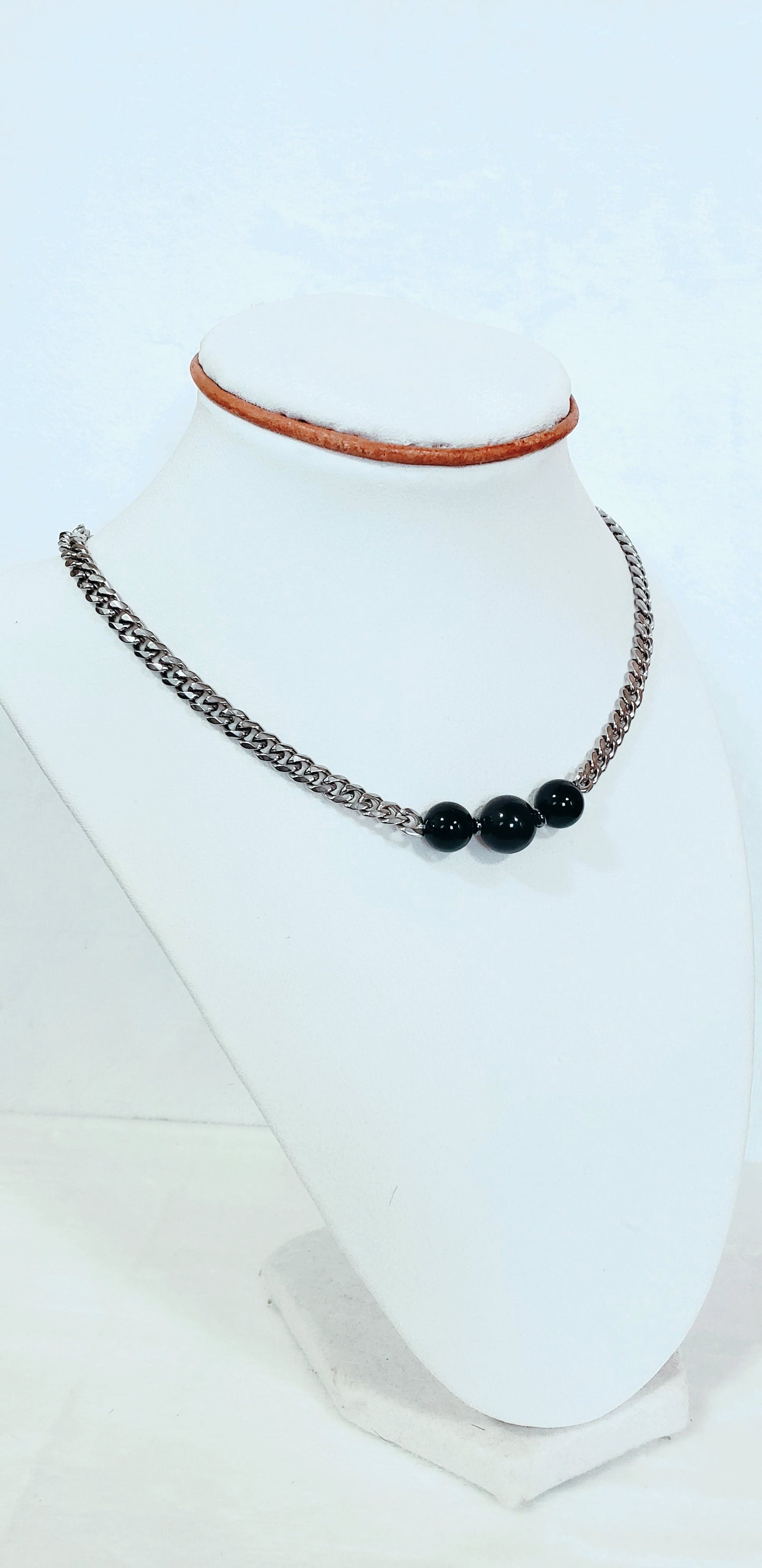 Dale un toque moderno y atemporal a tu joyero con nuestra cadena cubana adornada con cuarzo negro redondo. - K.Beloved LLC