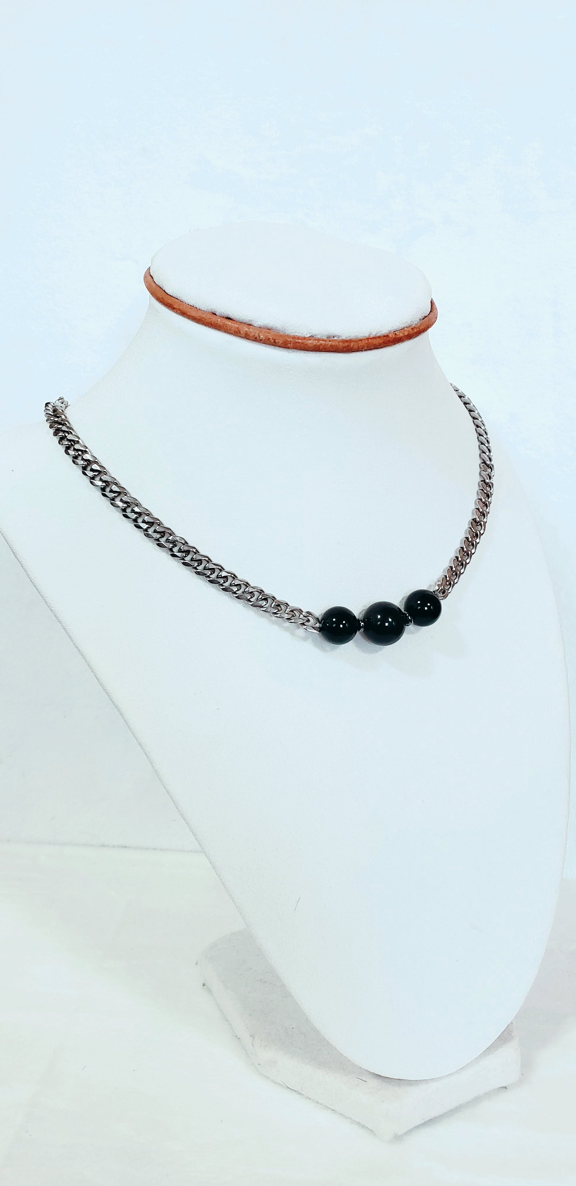 Dale un toque moderno y atemporal a tu joyero con nuestra cadena cubana adornada con cuarzo negro redondo. - K.Beloved LLC