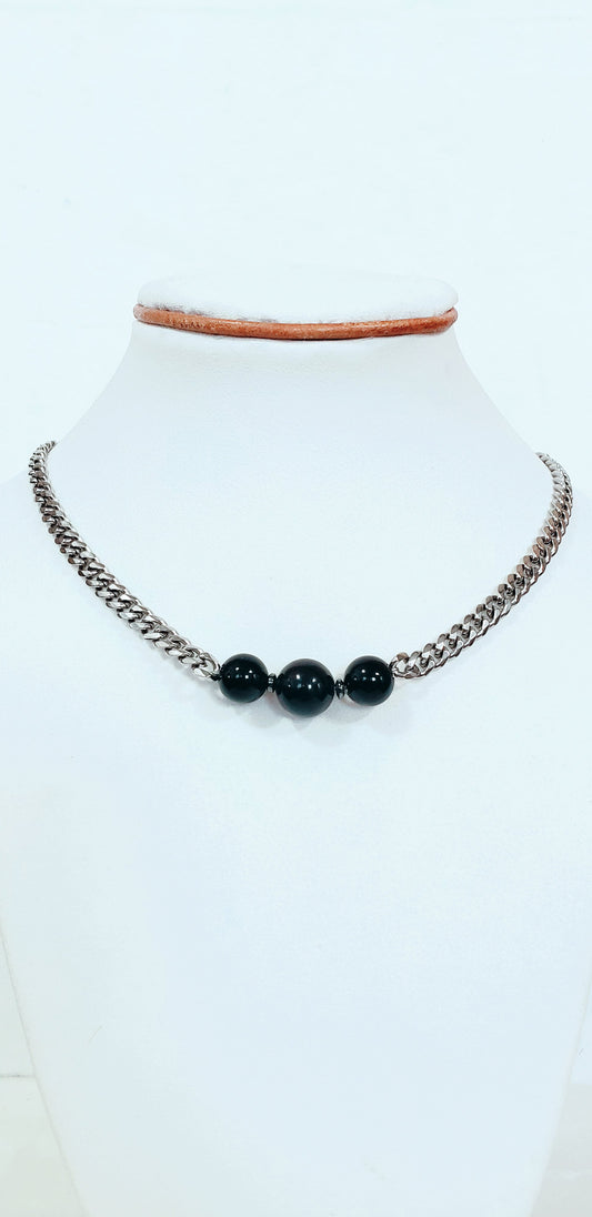 Dale un toque moderno y atemporal a tu joyero con nuestra cadena cubana adornada con cuarzo negro redondo. - K.Beloved LLC