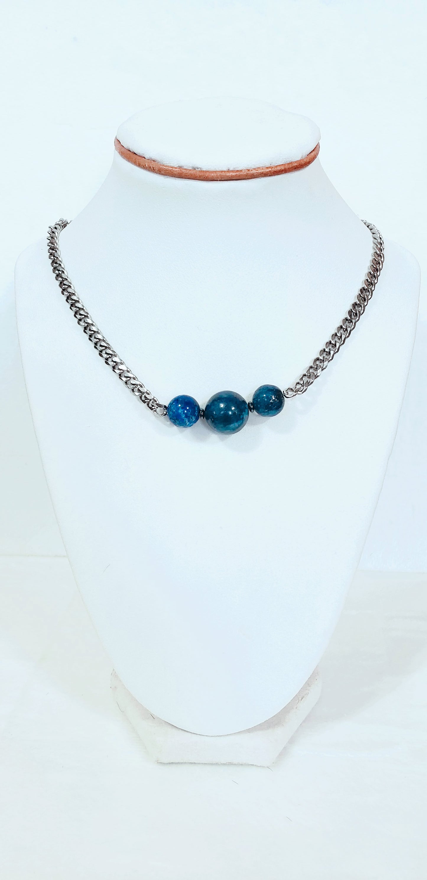 Dale un toque moderno y atemporal a tu joyero con nuestra cadena cubana adornada con Lapis Lazuli Azul - K.Beloved LLC