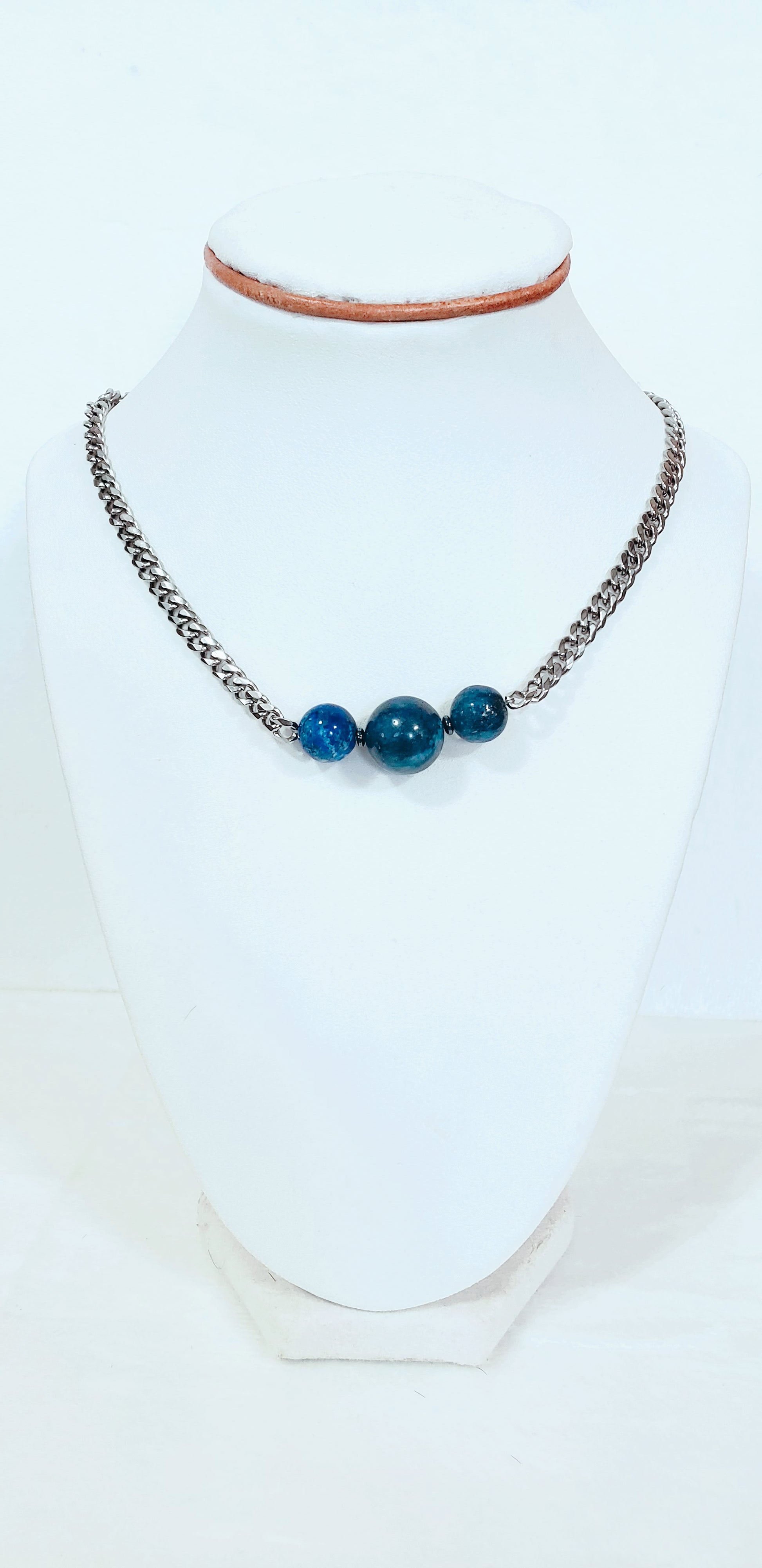 Dale un toque moderno y atemporal a tu joyero con nuestra cadena cubana adornada con Lapis Lazuli Azul - K.Beloved LLC