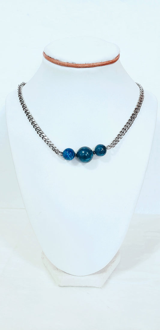 Dale un toque moderno y atemporal a tu joyero con nuestra cadena cubana adornada con Lapis Lazuli Azul - K.Beloved LLC