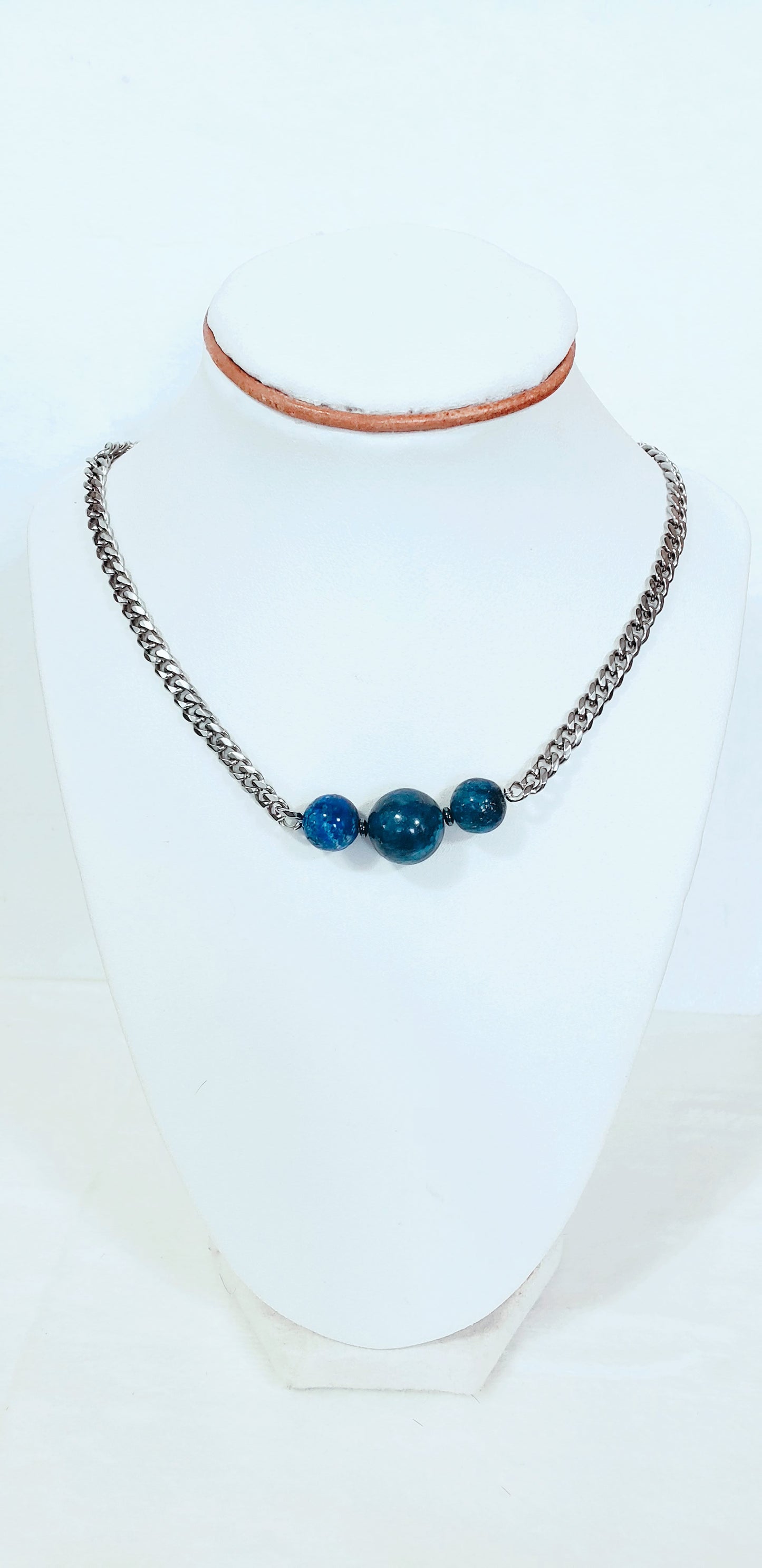 Dale un toque moderno y atemporal a tu joyero con nuestra cadena cubana adornada con Lapis Lazuli Azul - K.Beloved LLC