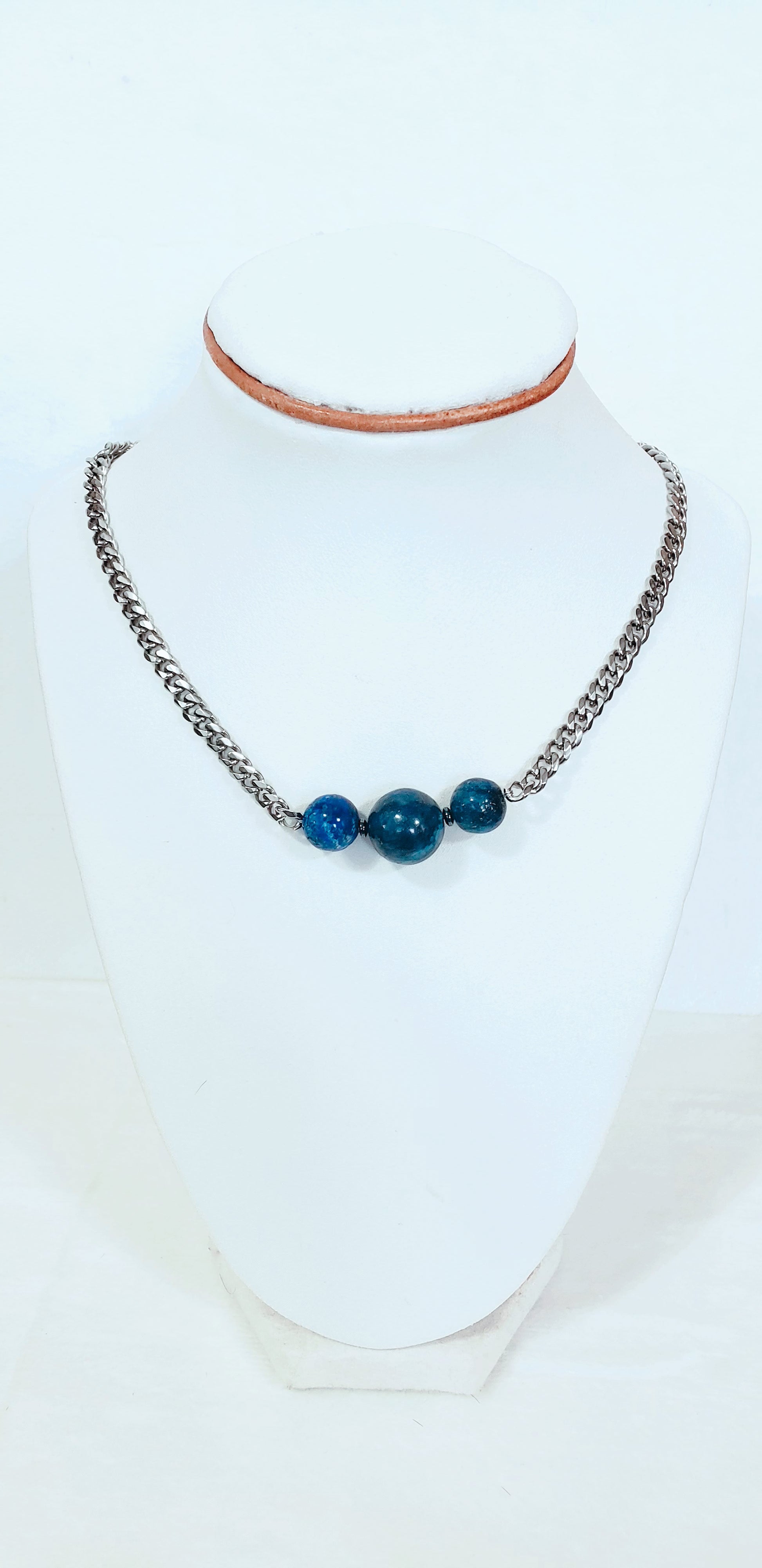 Dale un toque moderno y atemporal a tu joyero con nuestra cadena cubana adornada con Lapis Lazuli Azul - K.Beloved LLC