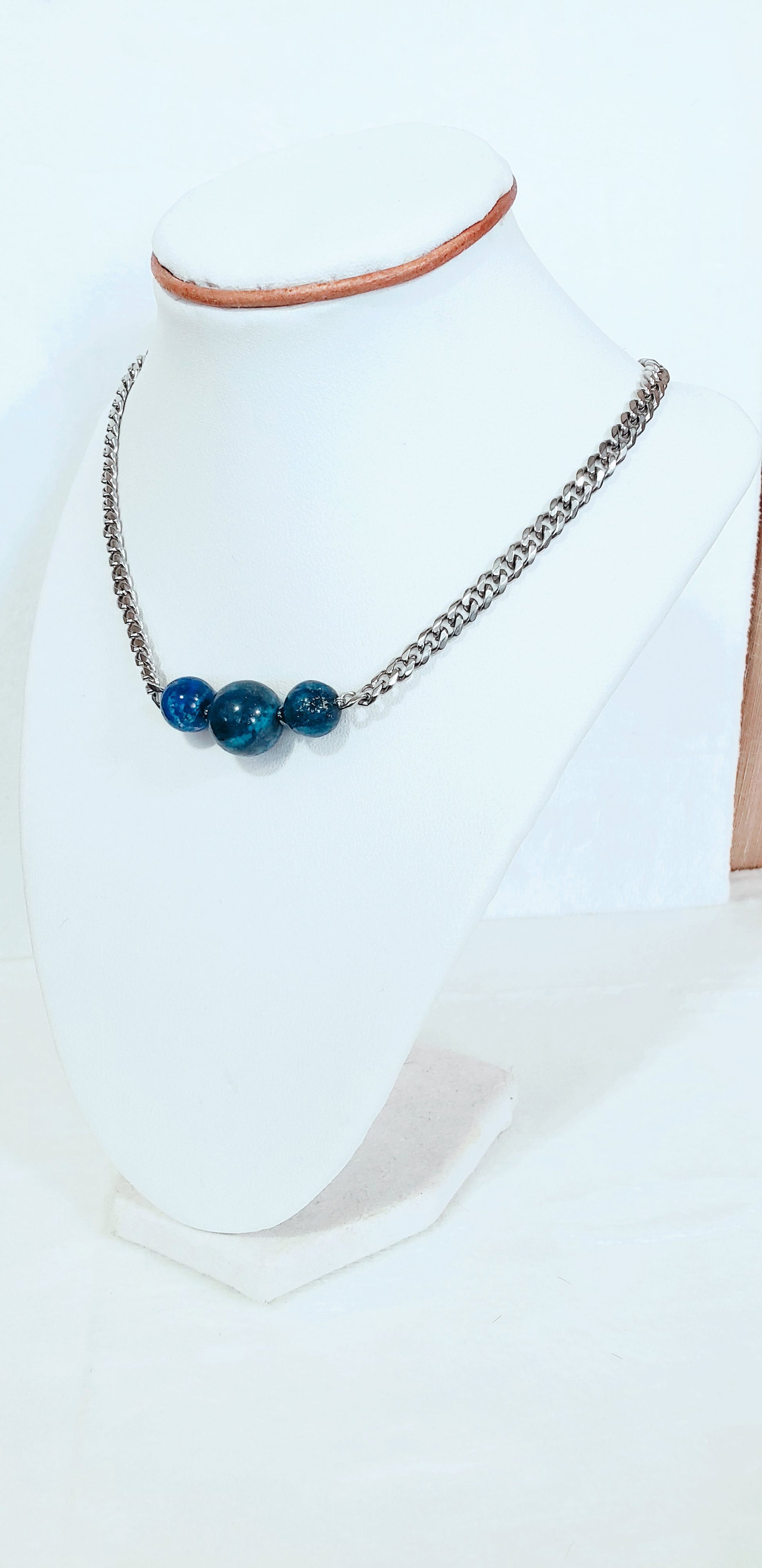 Dale un toque moderno y atemporal a tu joyero con nuestra cadena cubana adornada con Lapis Lazuli Azul - K.Beloved LLC