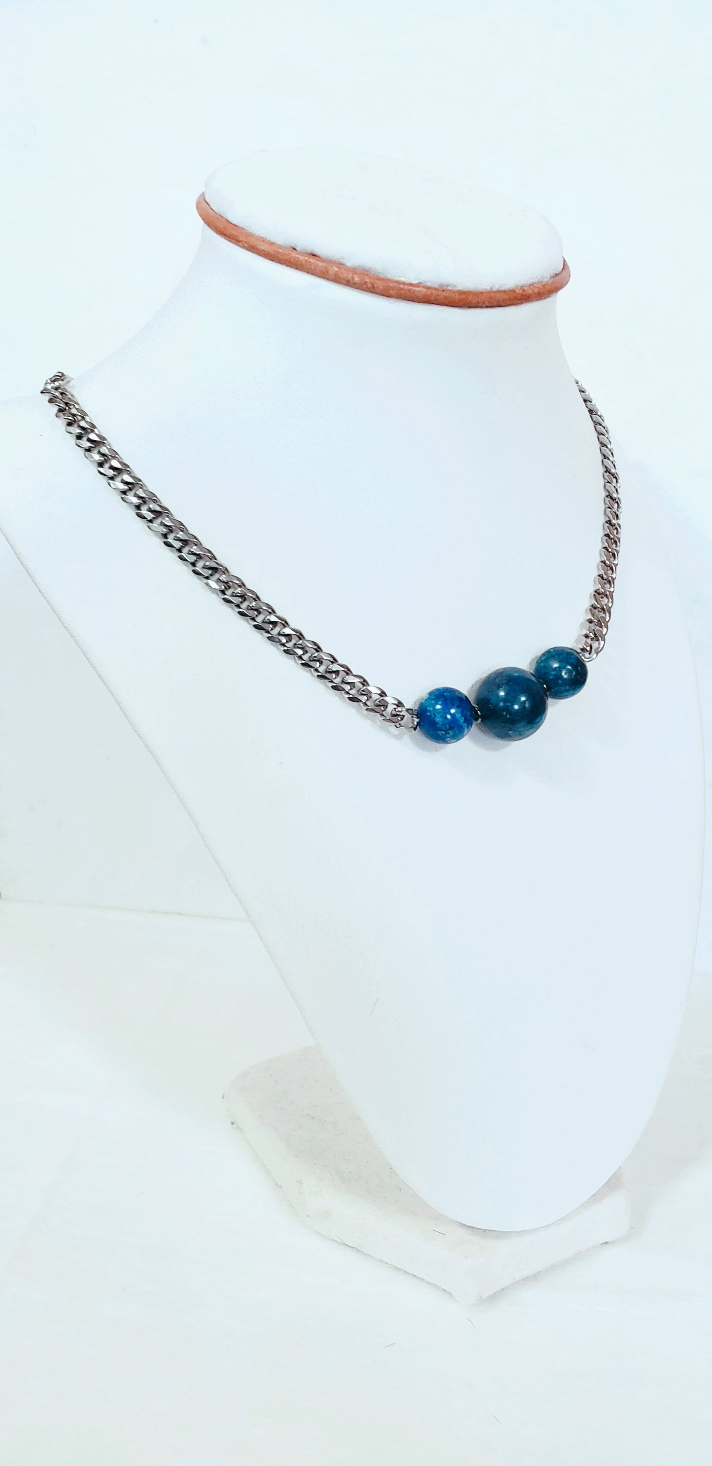 Dale un toque moderno y atemporal a tu joyero con nuestra cadena cubana adornada con Lapis Lazuli Azul - K.Beloved LLC