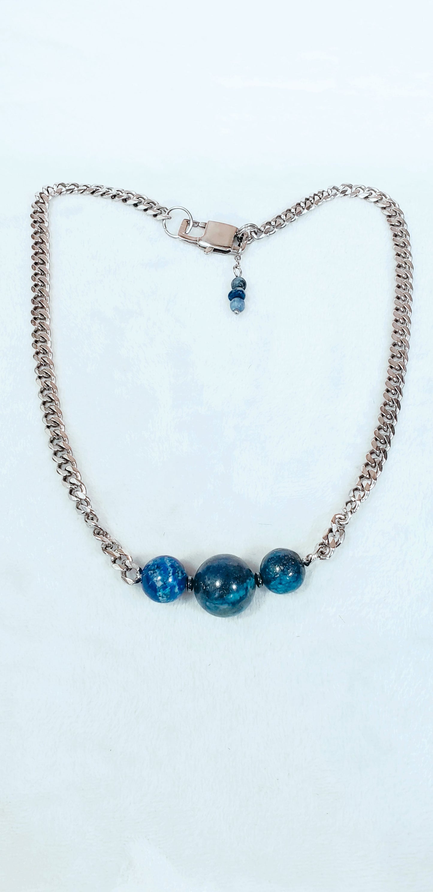 Dale un toque moderno y atemporal a tu joyero con nuestra cadena cubana adornada con Lapis Lazuli Azul - K.Beloved LLC
