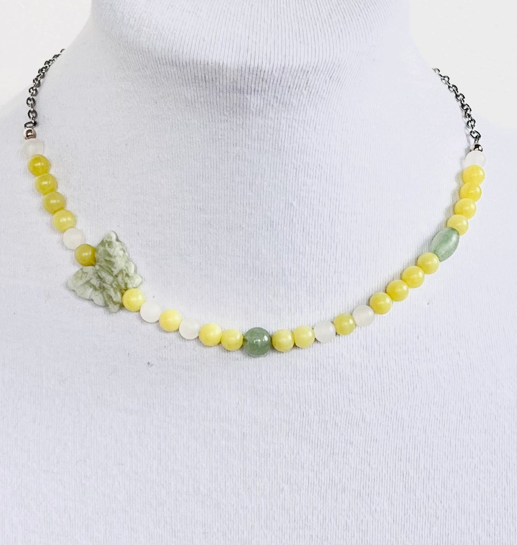 Collar de gargantilla  en Acero Inoxidable en Piedras Jade Verde Olivo y Una Mariposa en Piedra - K.Beloved LLC