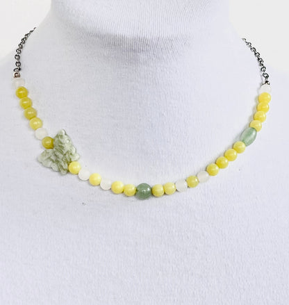 Collar de gargantilla  en Acero Inoxidable en Piedras Jade Verde Olivo y Una Mariposa en Piedra - K.Beloved LLC