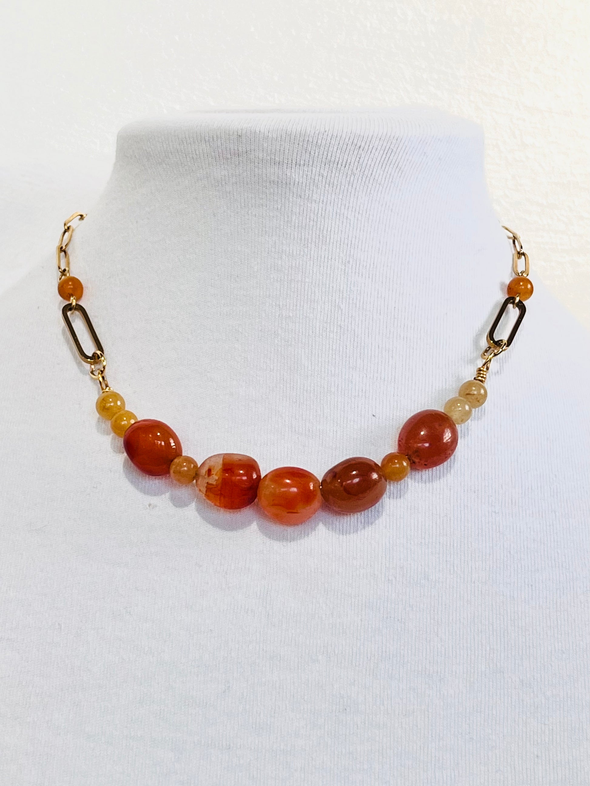 Collar en Acero inoxidable ,presenta unas piedras cornalina para agregar una explosión de color a tu look - K.Beloved LLC